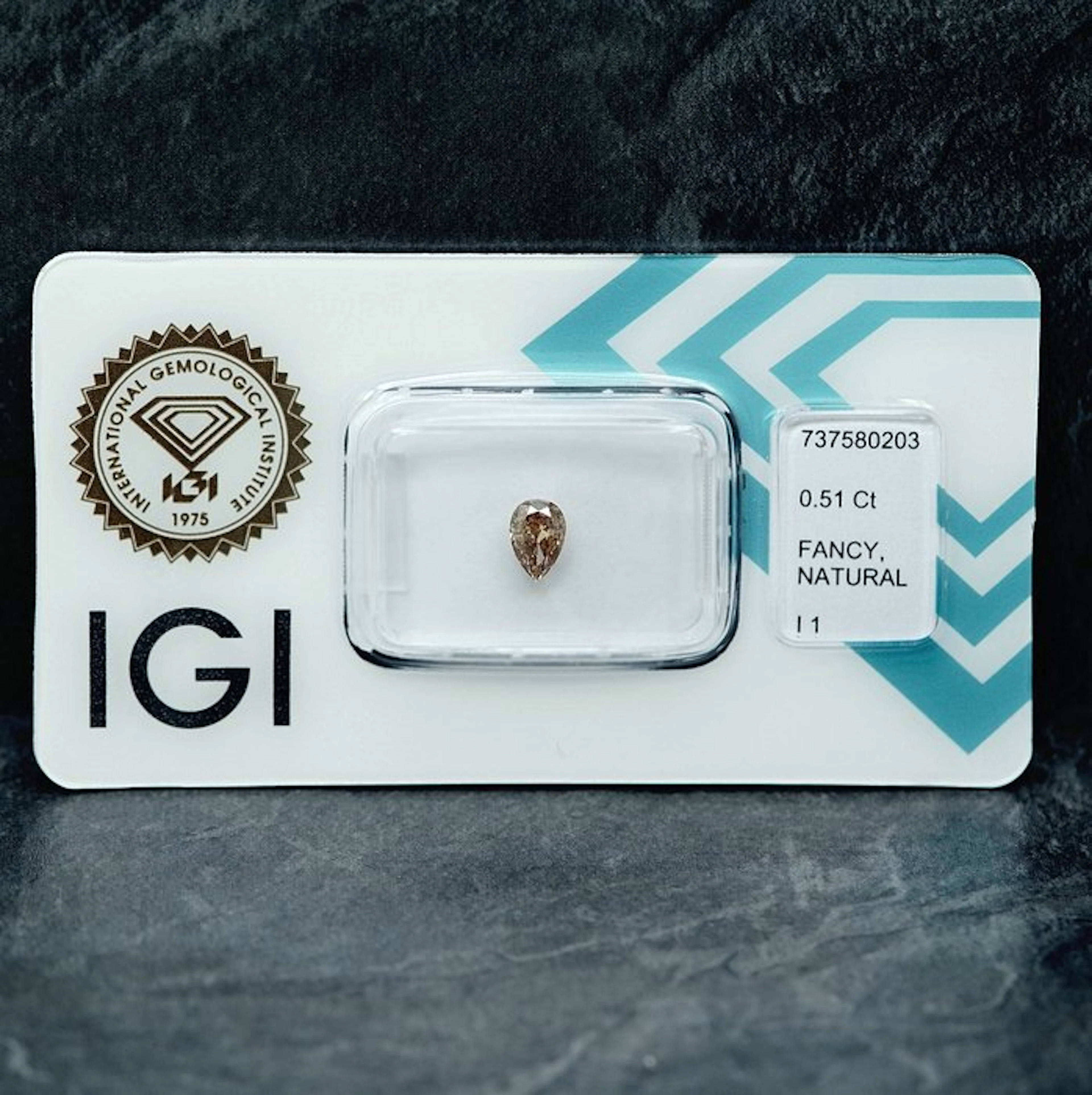 No reserve price - 1 pcs Diamond (Natural coloured)...