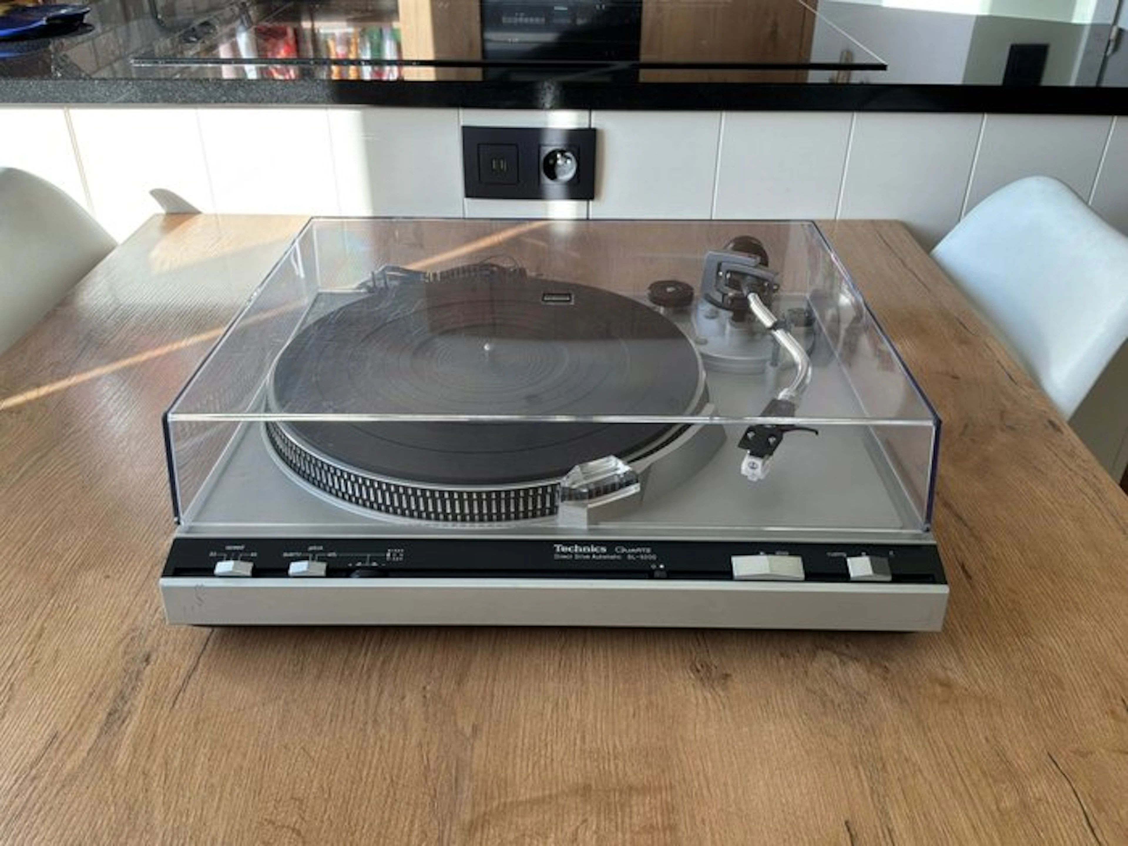 Technics - SL-5200 Quartz Direct Drive Automatic Turntable