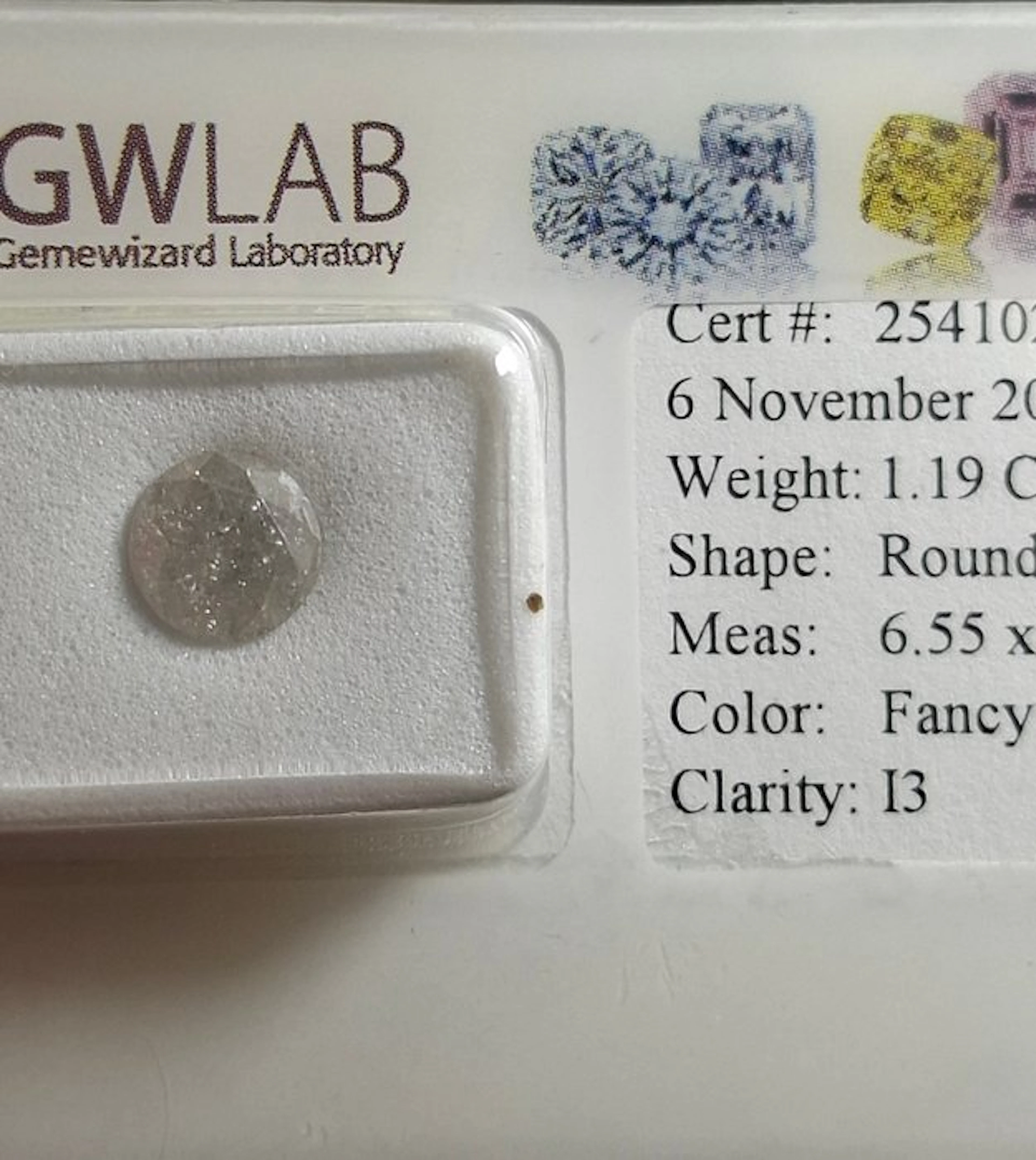No reserve price - 1 pcs Diamond (Natural coloured)...