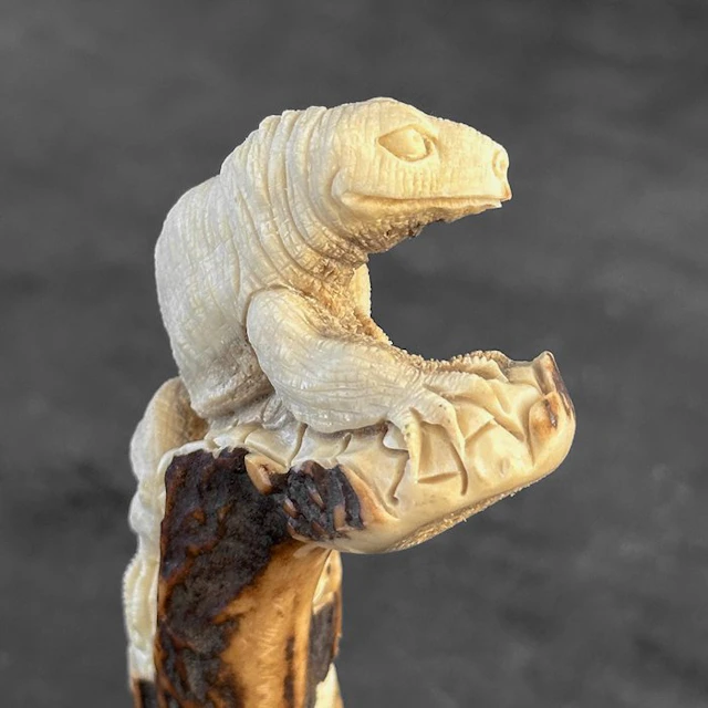 Carving, NO RESERVE PRICE - A Komodo carving from deer...