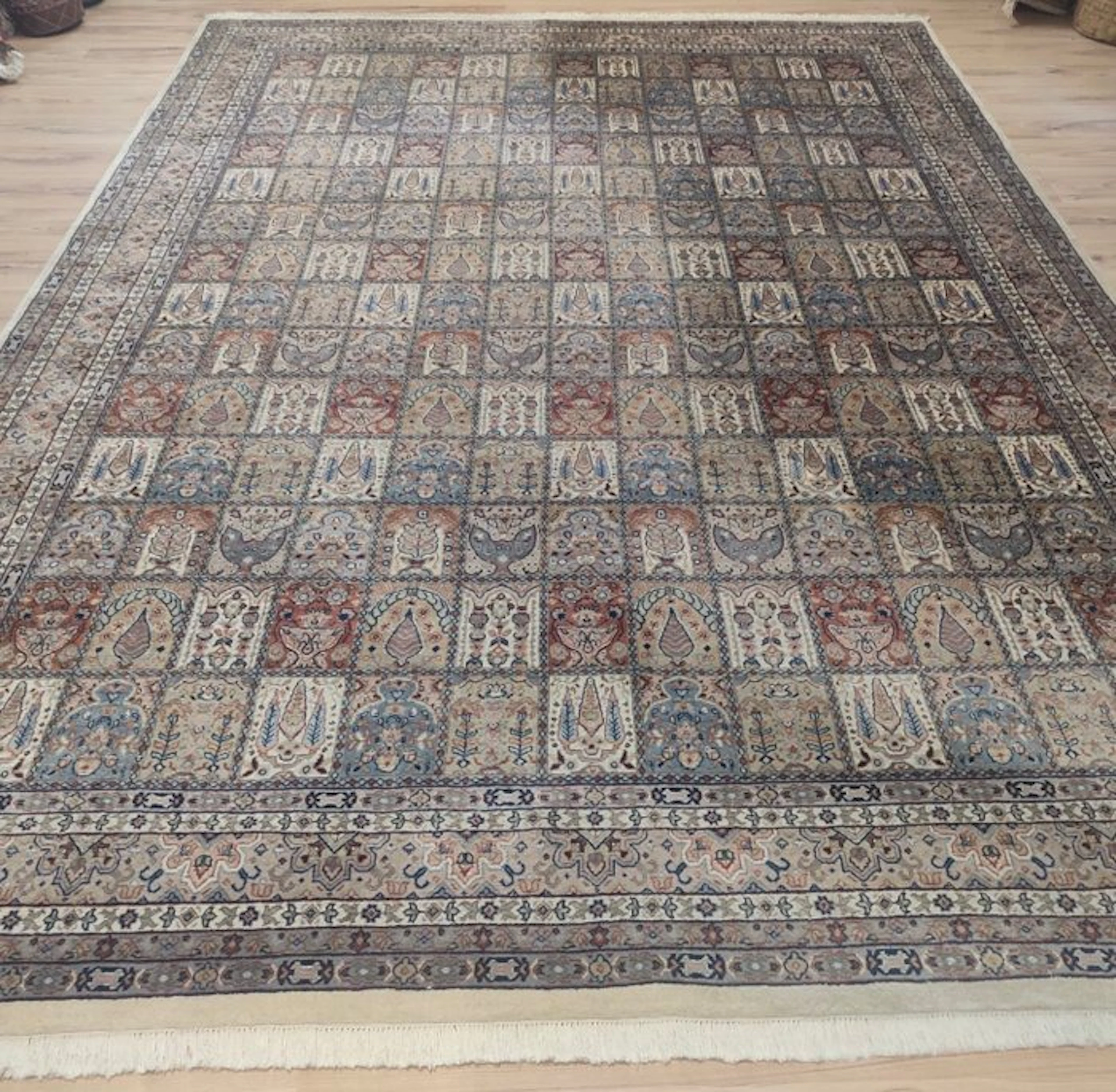Ghoum - Rug - 3.36 m - 2.47 m - Royal fields, pure design!