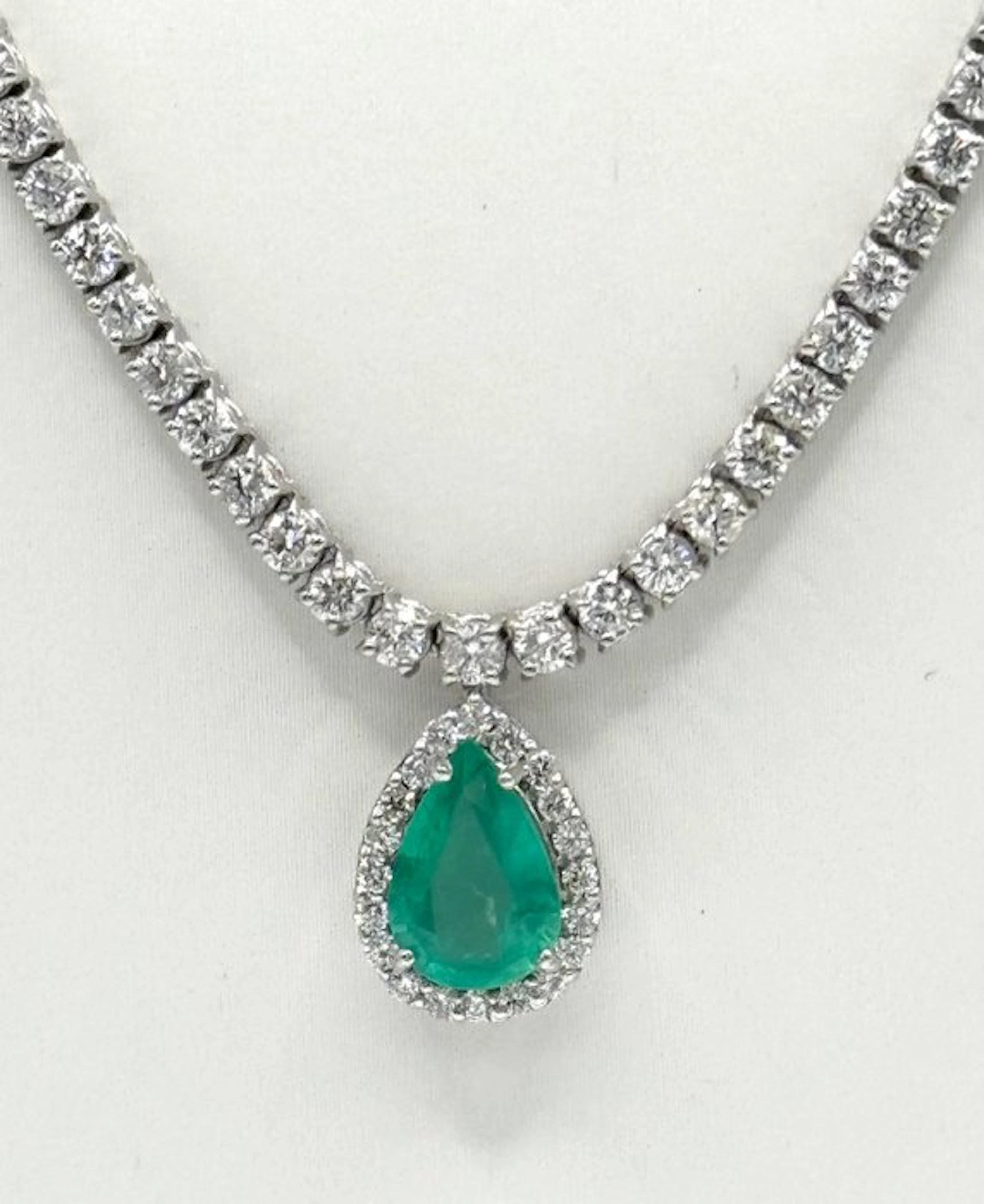 Collar necklace - 18 kt. White gold - 5.60ct. tw. Diamond (Natural) - Emerald