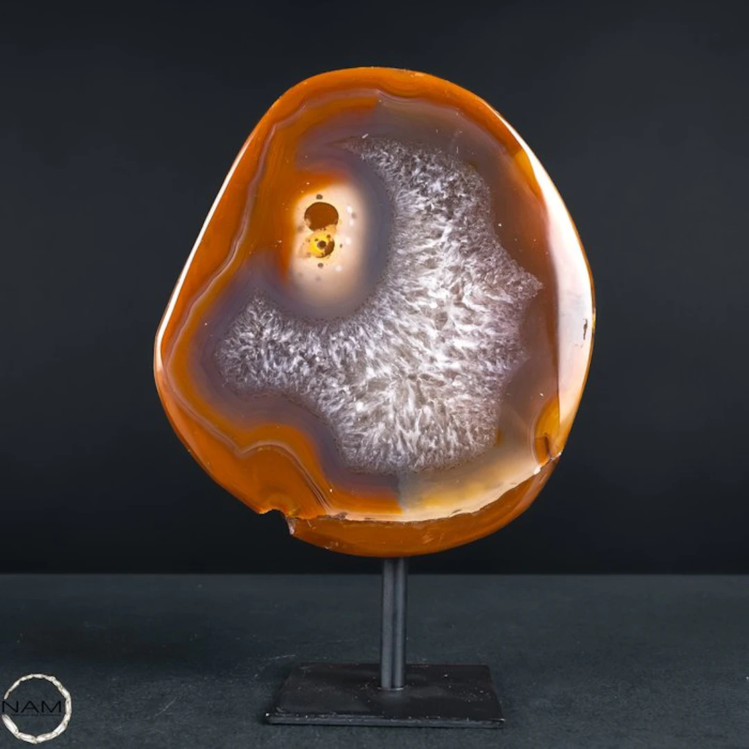Gentle earth energy – Agate disk on a stand with a warm...