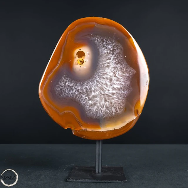 Gentle earth energy – Agate disk on a stand with a warm...