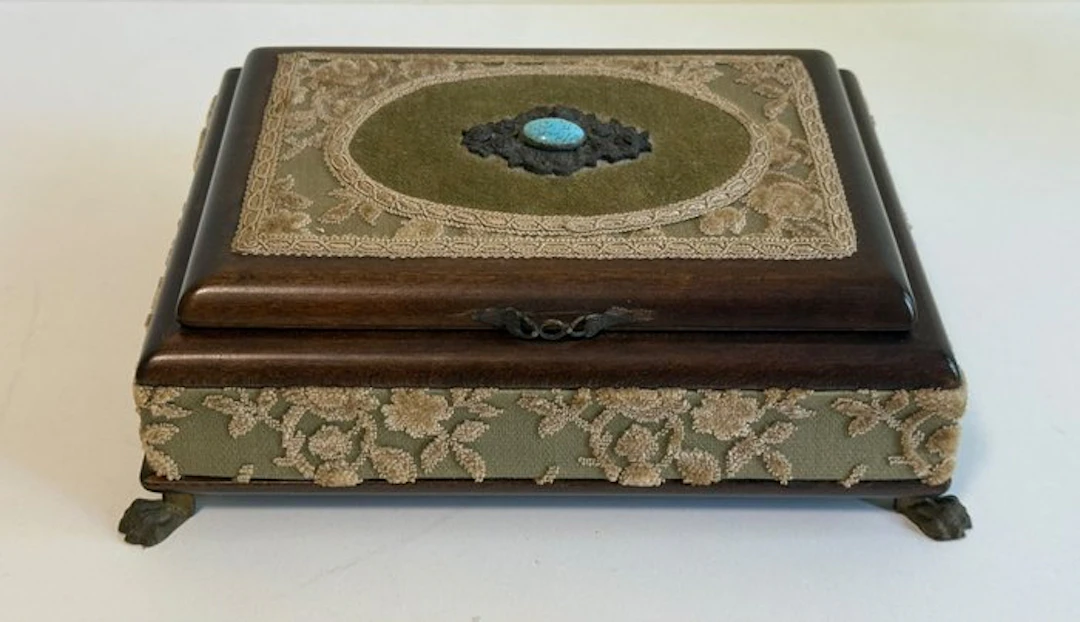 Musical jewellery box - 1960-1970