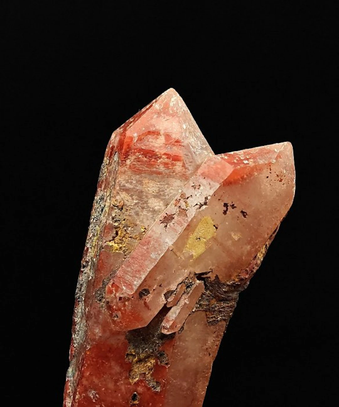 Hematoid biterminated quartz with phantom
