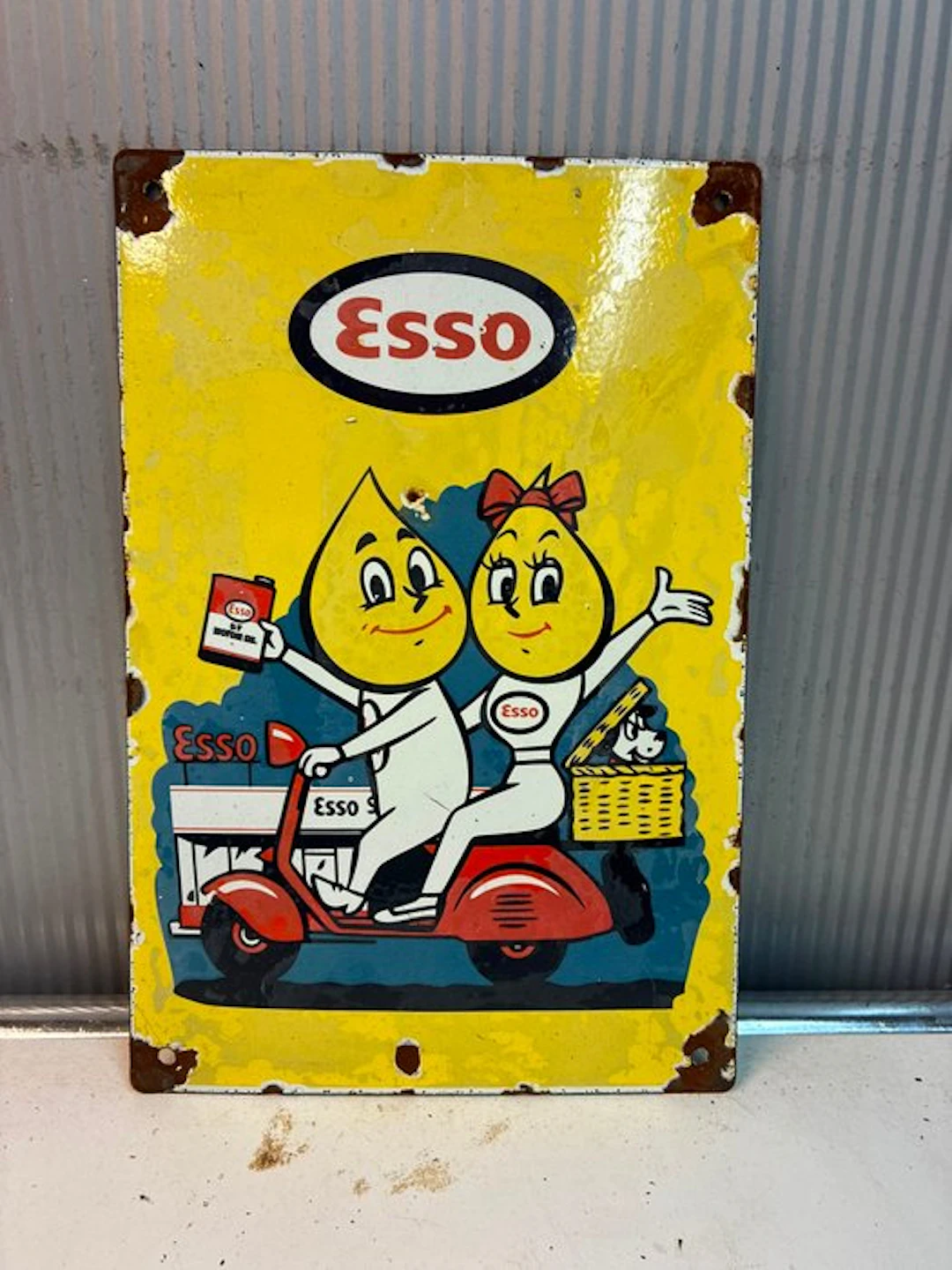 Esso – Reclamebord met twee automobilisten in een...