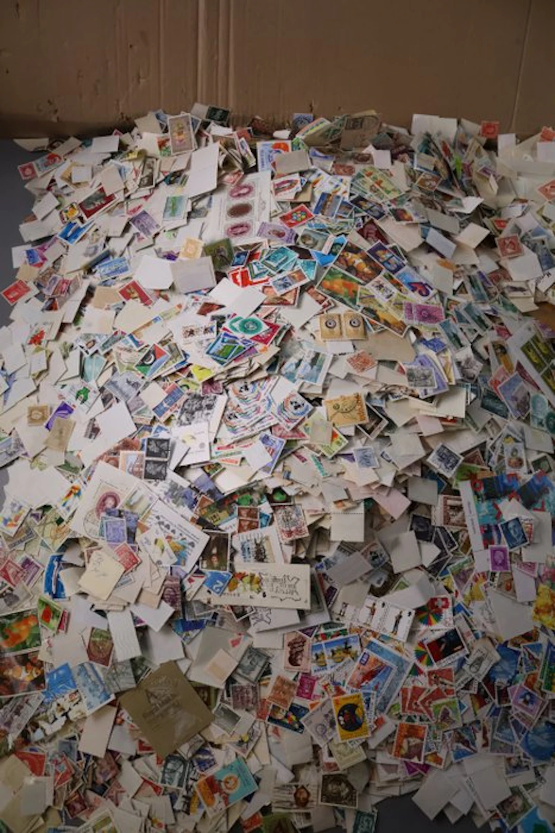 World 1860/2012 - Large sorting lot of about 40,000 damaged stamps in a box.