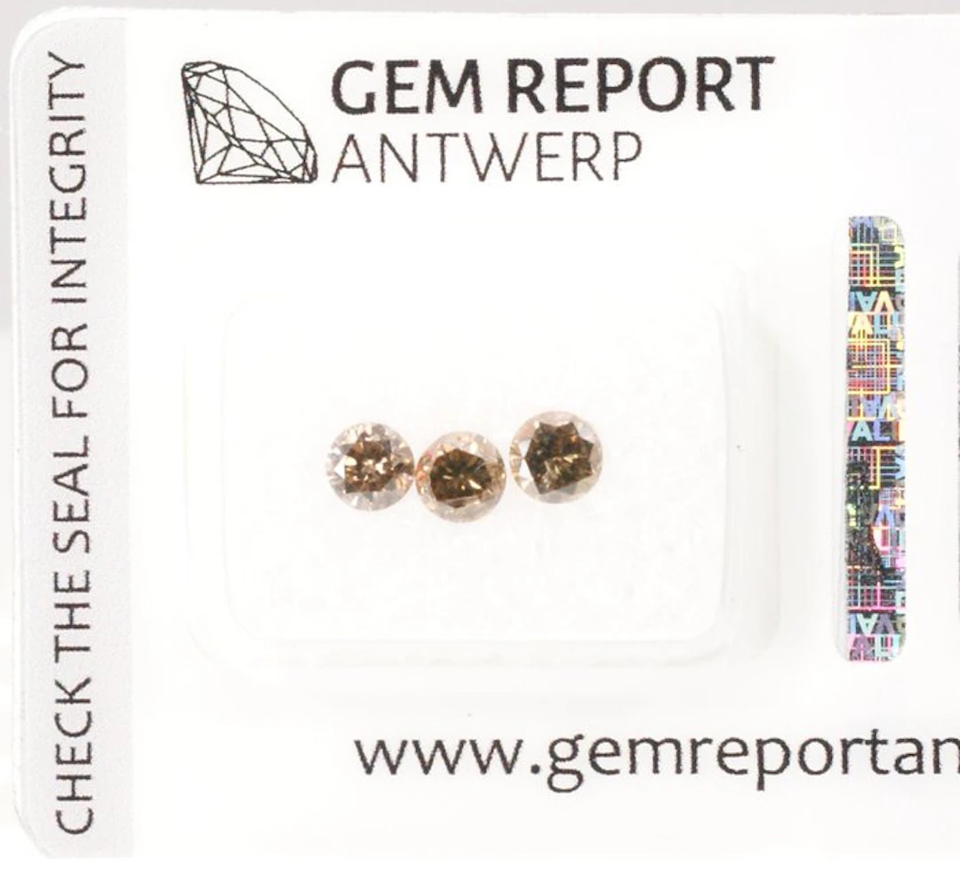 3 pcs Diamond (Natural coloured) - 0.94 ct - Round...