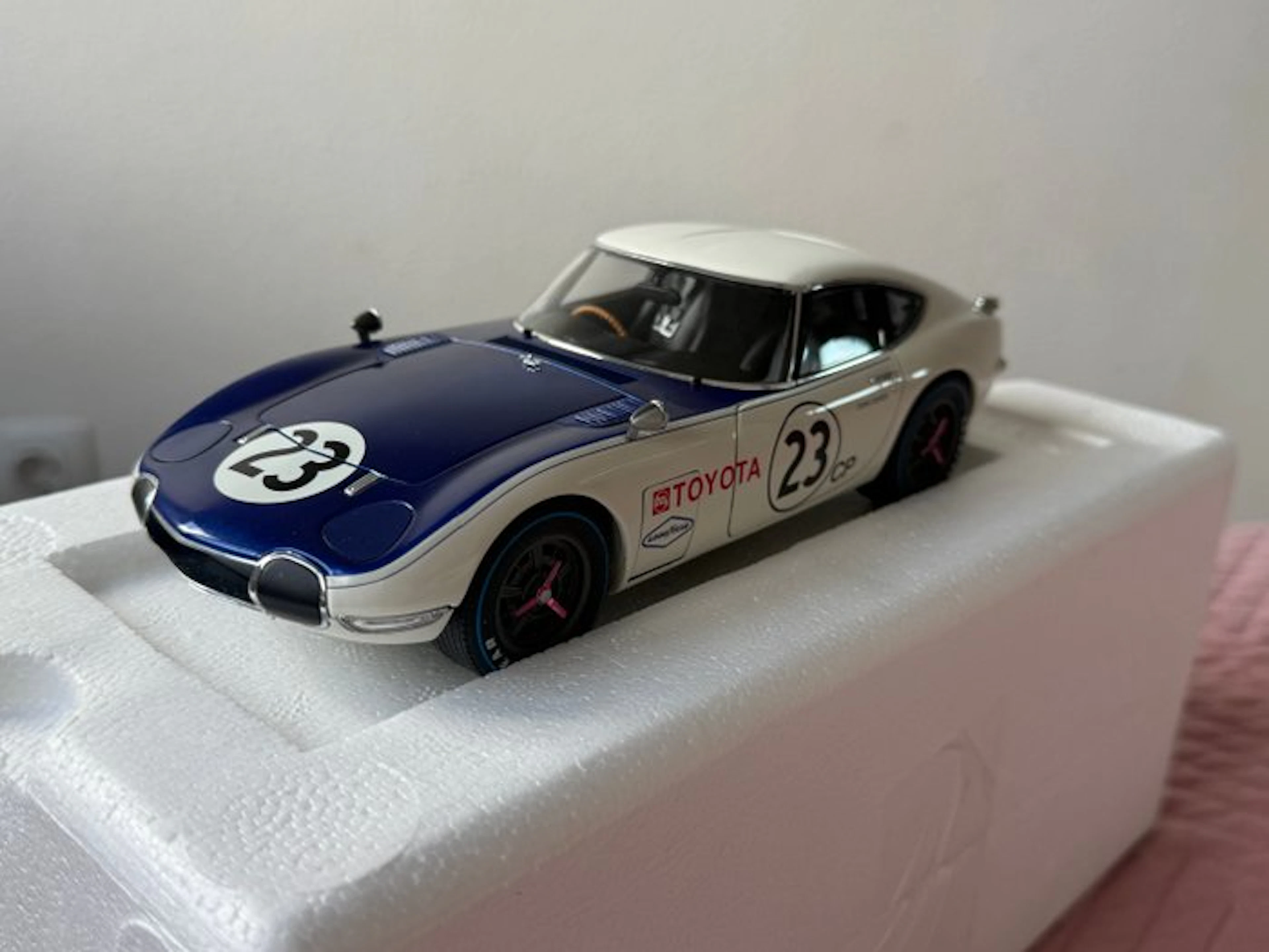 Autoart 1:18 - Model race car - Toyota 2000GT race