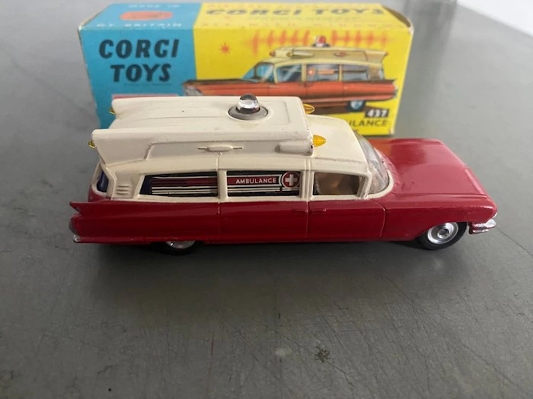 Corgi - Model car - Corgi Toys 437 Superior Ambulance on...