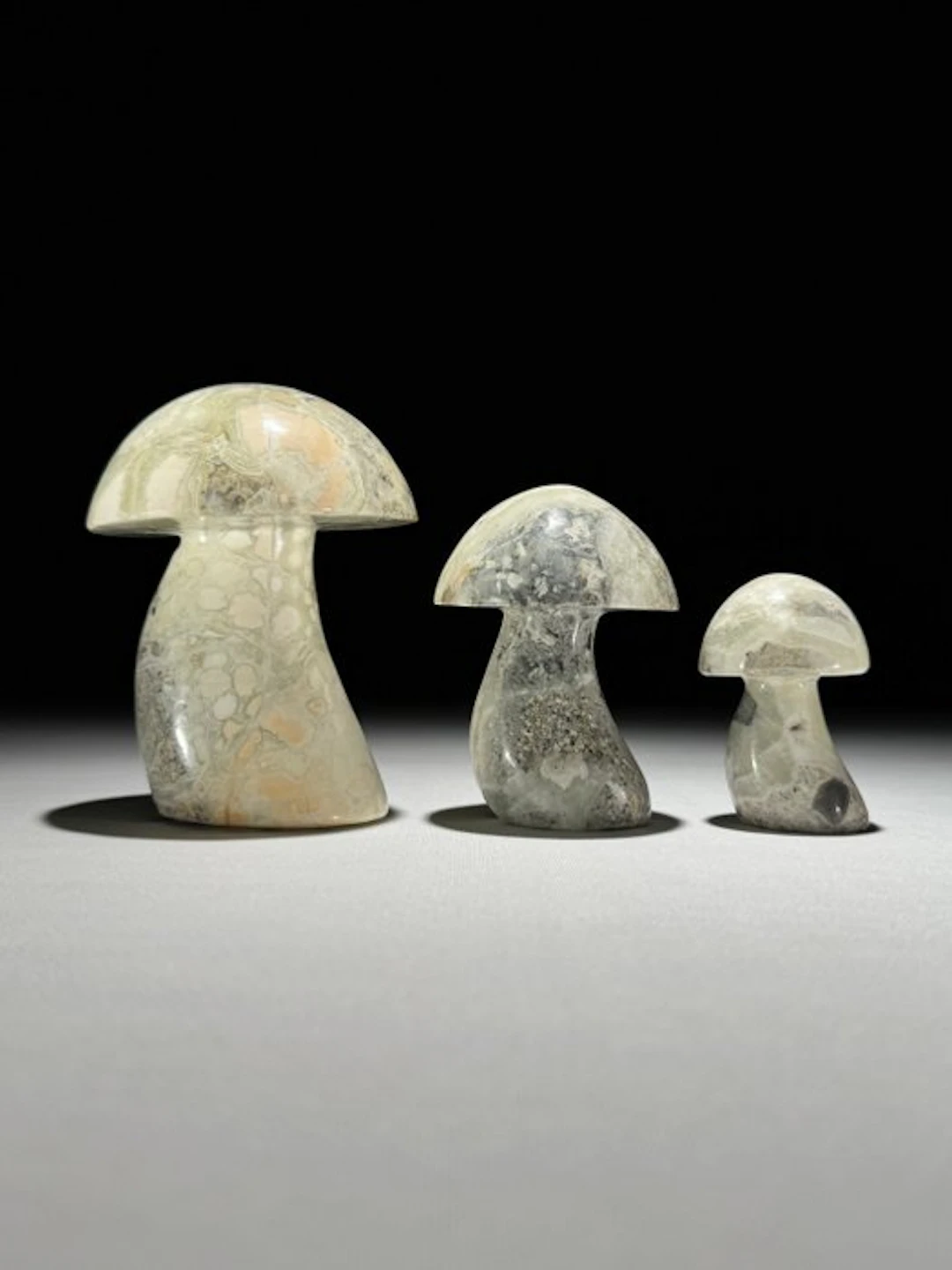 NO RESERVE PRICE - Wonderful Set of 3 Onyx Mushrooms-Shaped- 1100 g