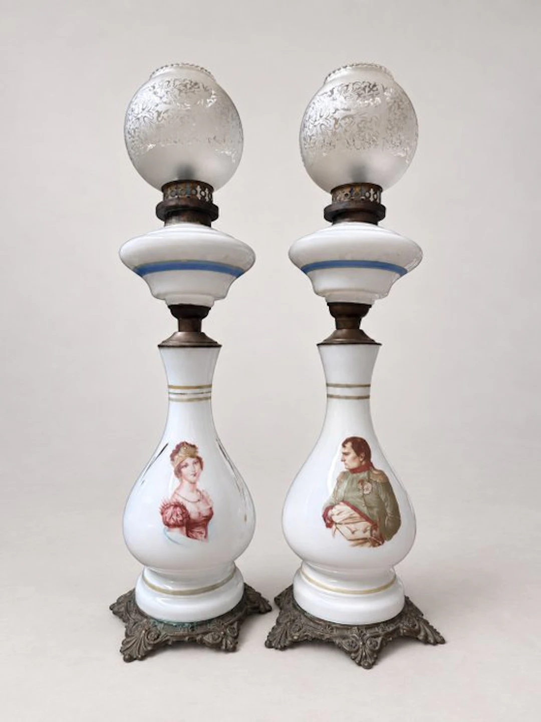 Table lamp (2) - Opaline glass - Pair of large opaline...