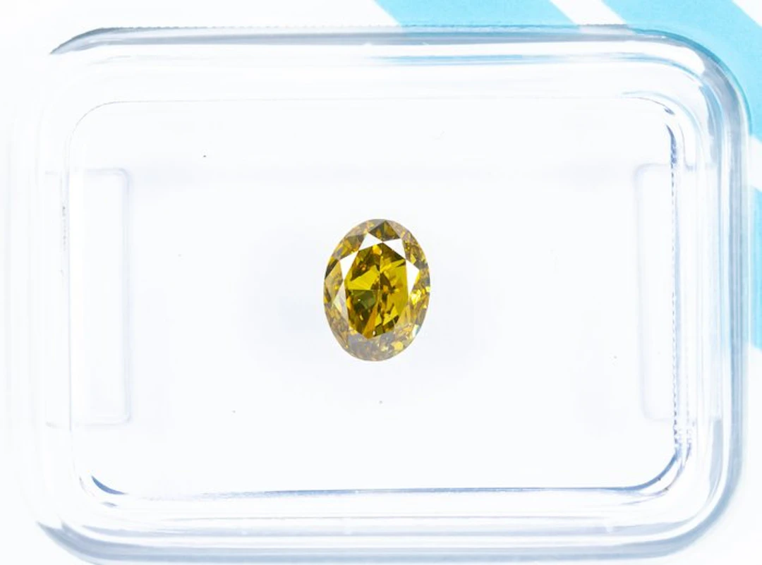 No reserve price - 1 pcs Diamond (Natural coloured)...