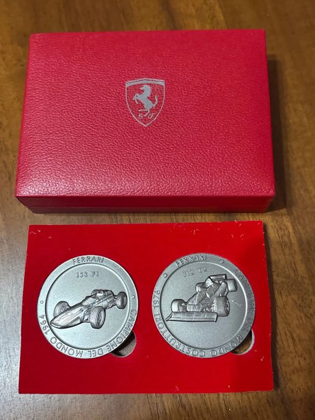 Emblem - Ferrari - 2 Monete/Medaglie ufficiale Ferrari...