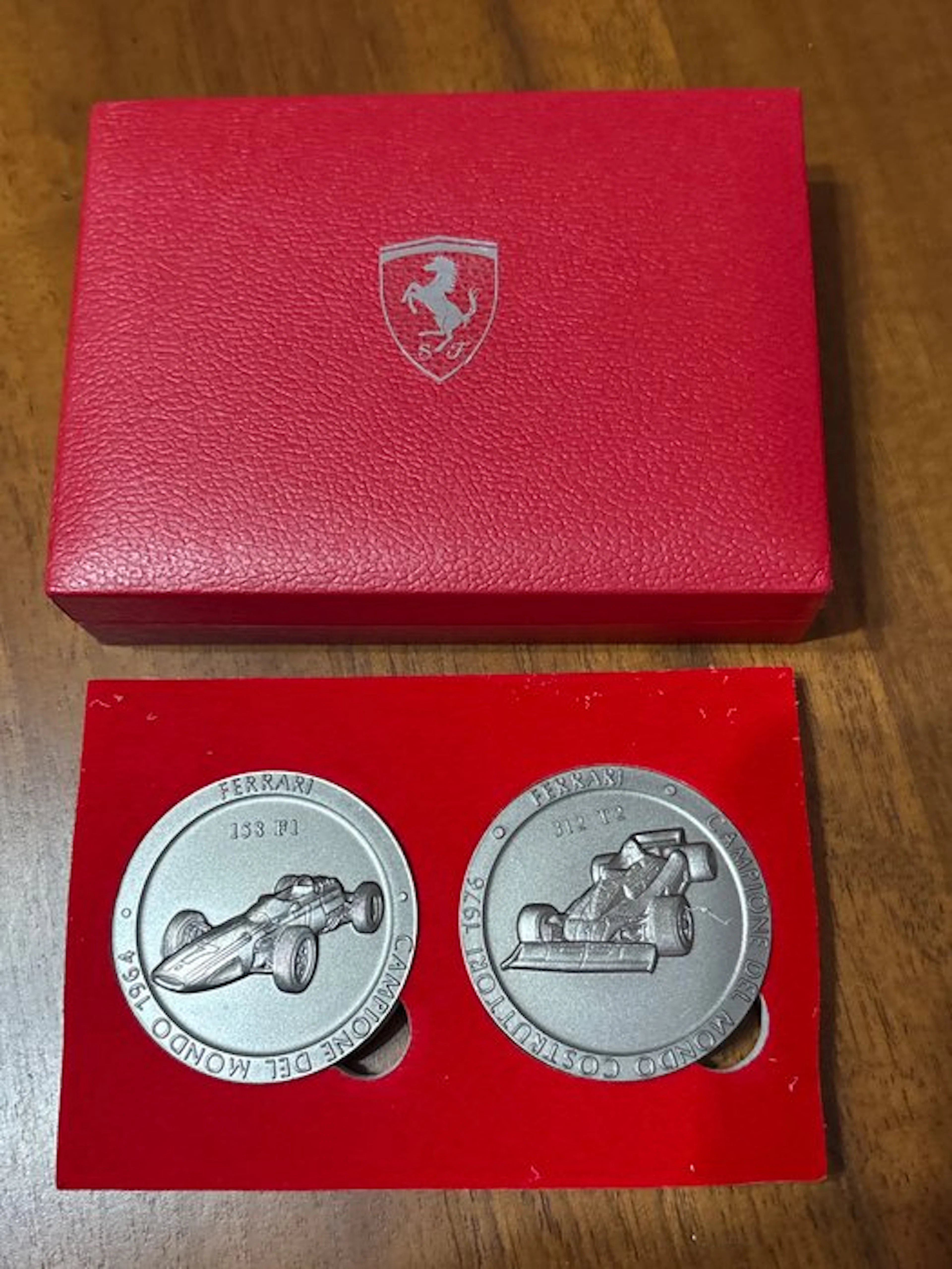 Emblem - Ferrari - 2 Monete/Medaglie ufficiale Ferrari...