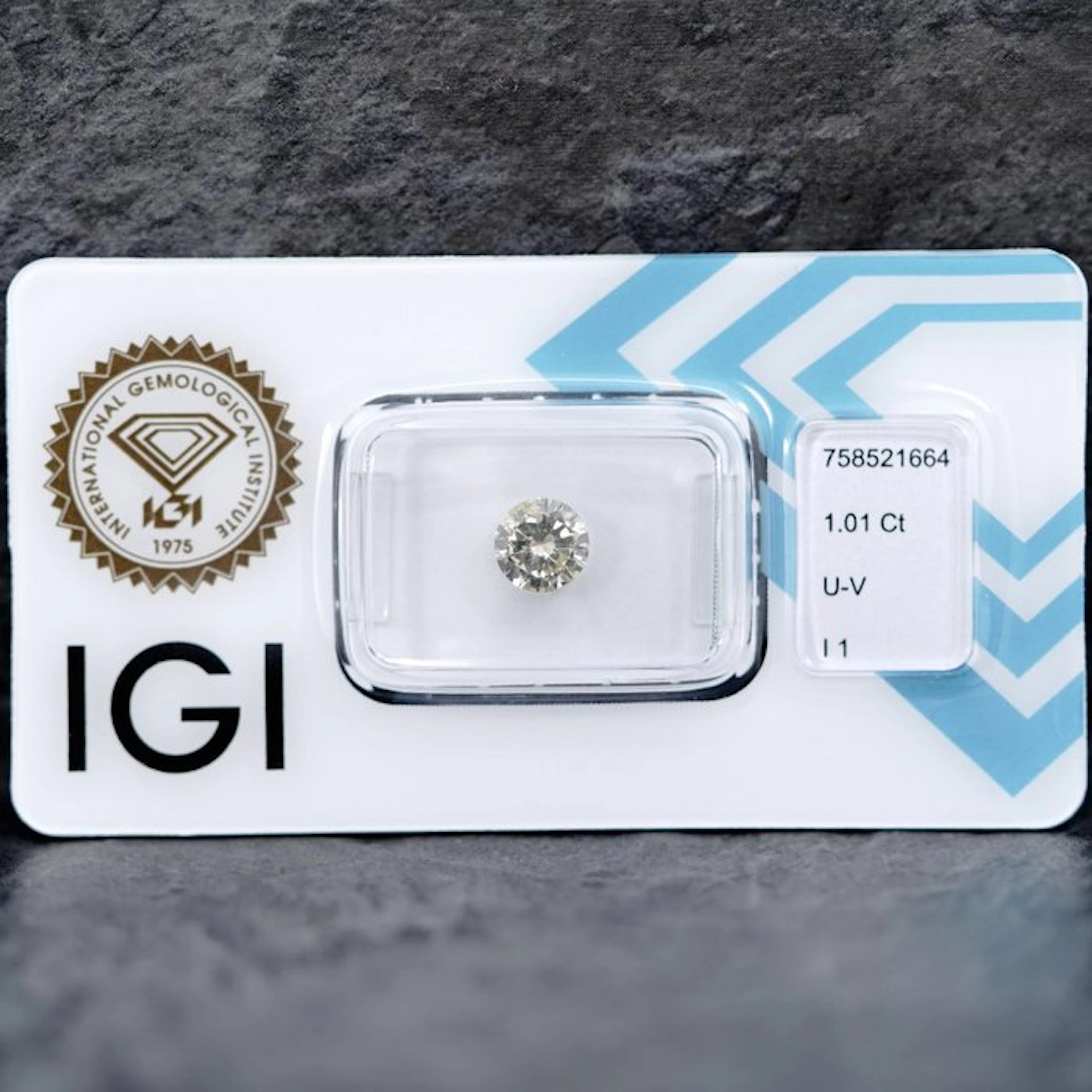 No reserve price - 1 pcs Diamond (Natural coloured)...