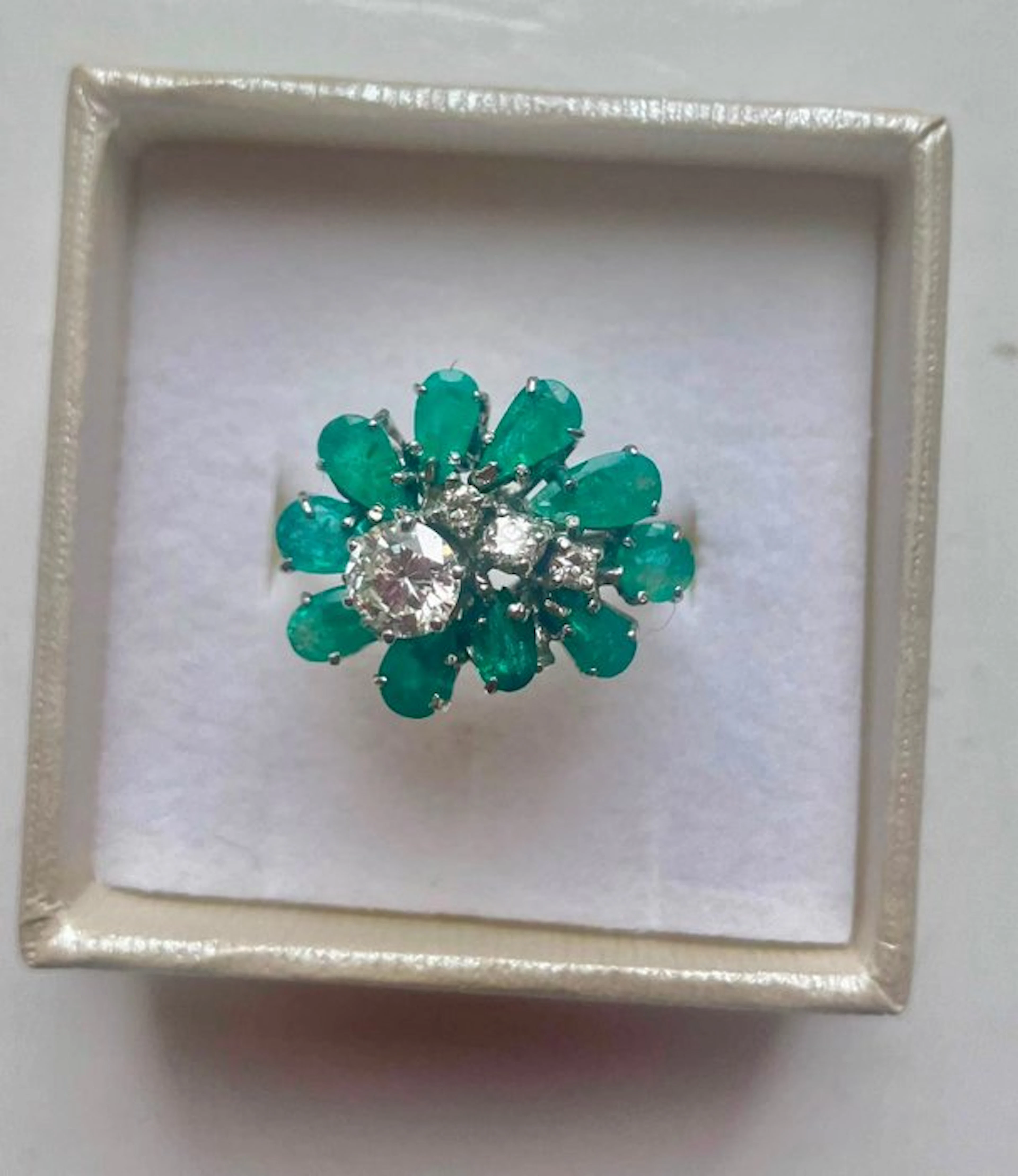 Cocktail ring - 18 kt. White gold - 5.50ct. tw. Diamond (Natural) - Emerald