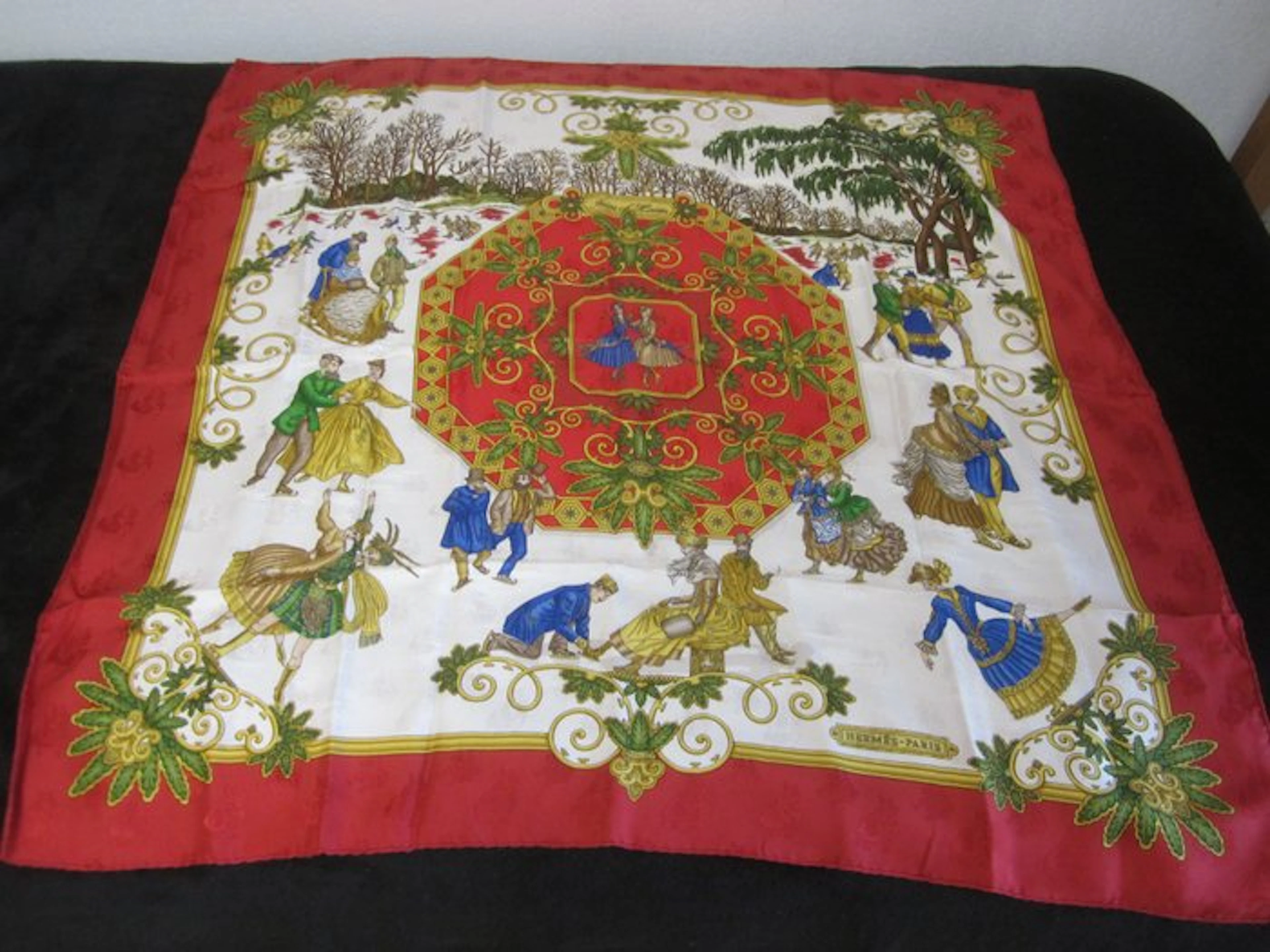 Hermès - LES JOIES DHIVER DE J METZ DE 1992 EN SOIE BROCHEE - Foulard