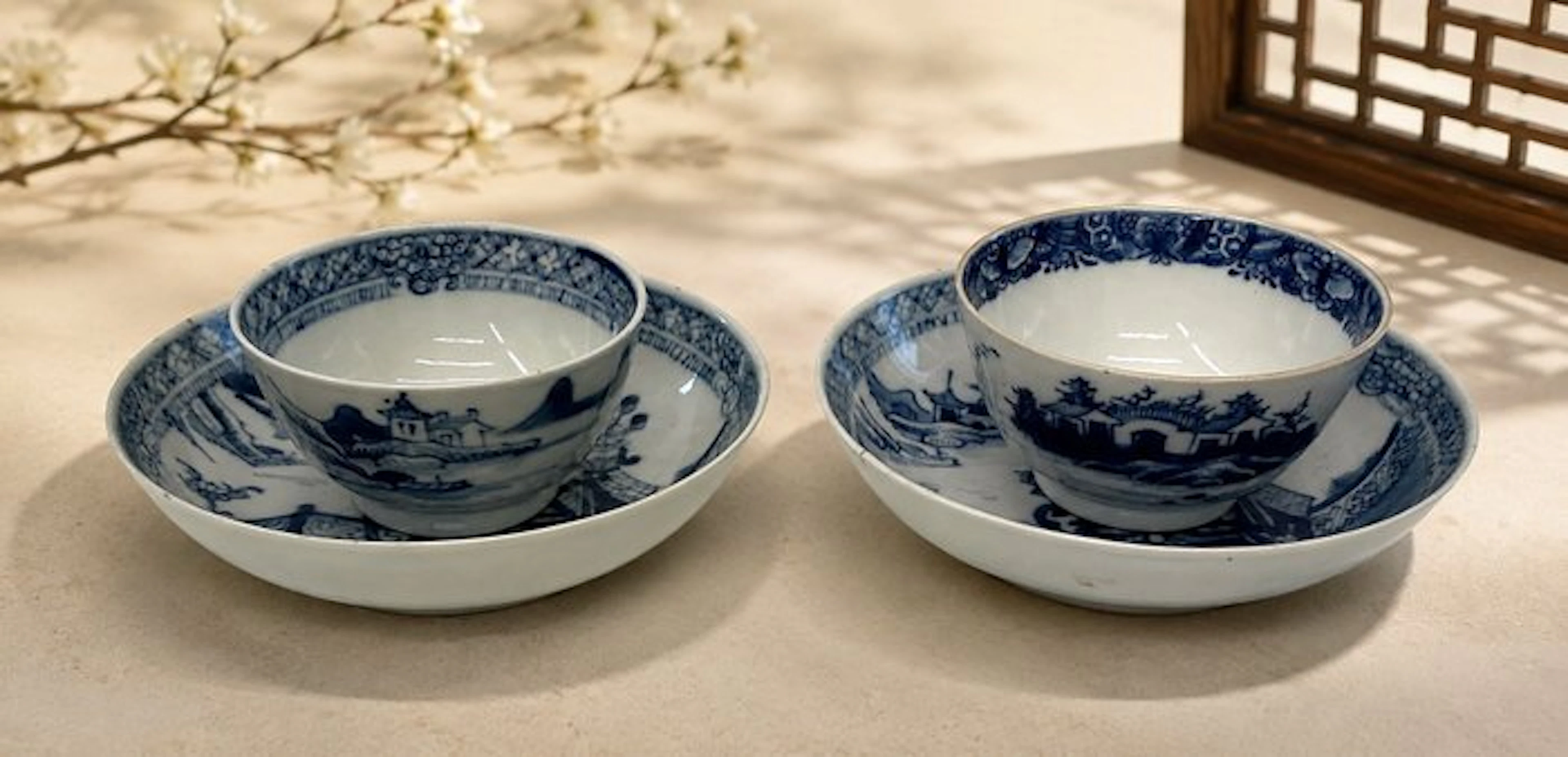Twee Chinese blauw-witte theekommetjes met schotels –...