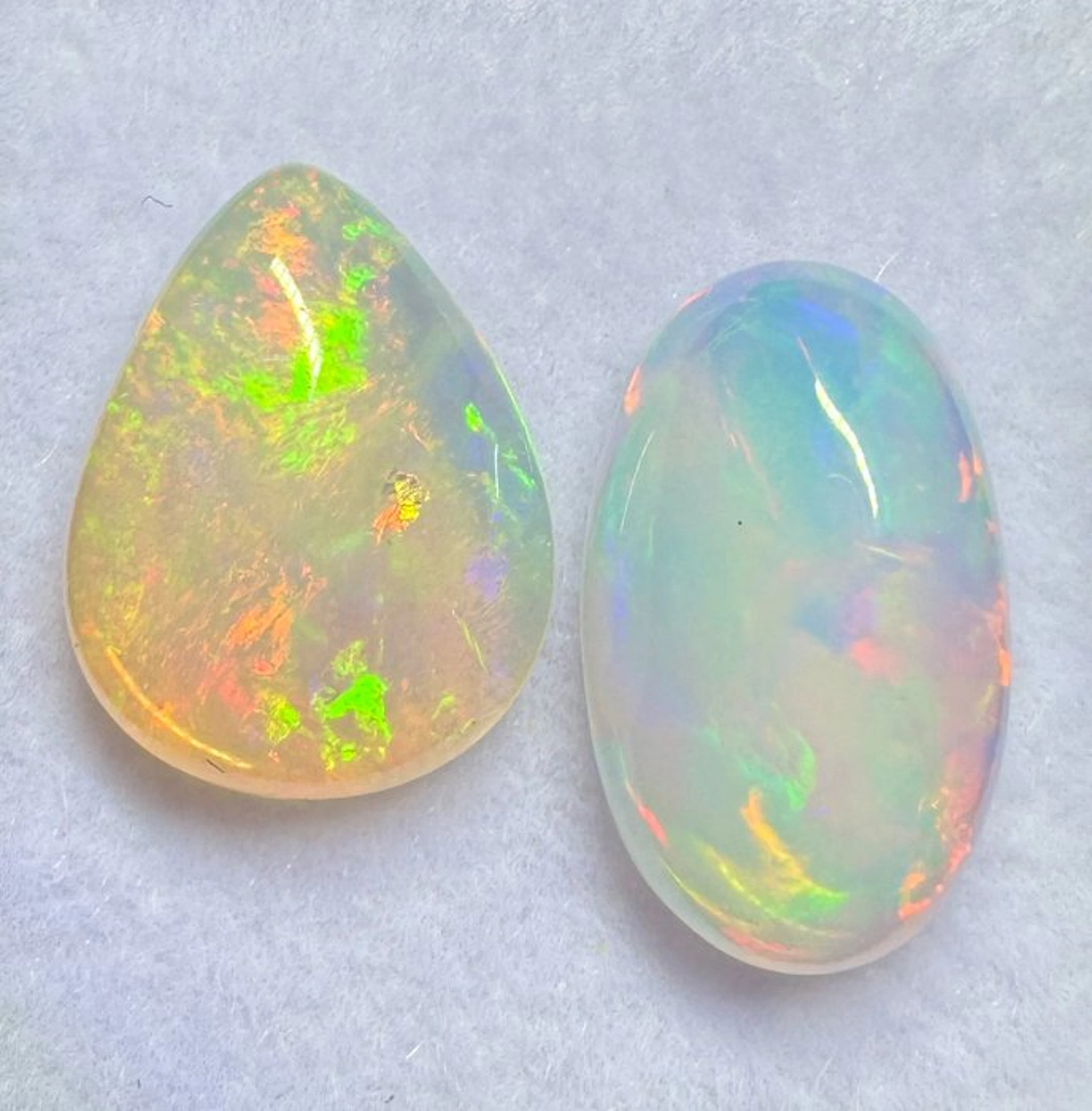 Set of 2 white Ethiopian opal cabochons - 4.00 carats Cabochons- 0.8 g - (2)