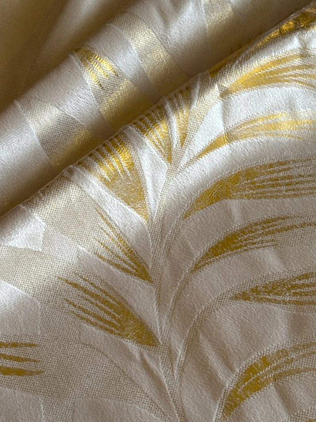 san leucio - Luxurious powder-beige velvet-silk with palms in gold leaf