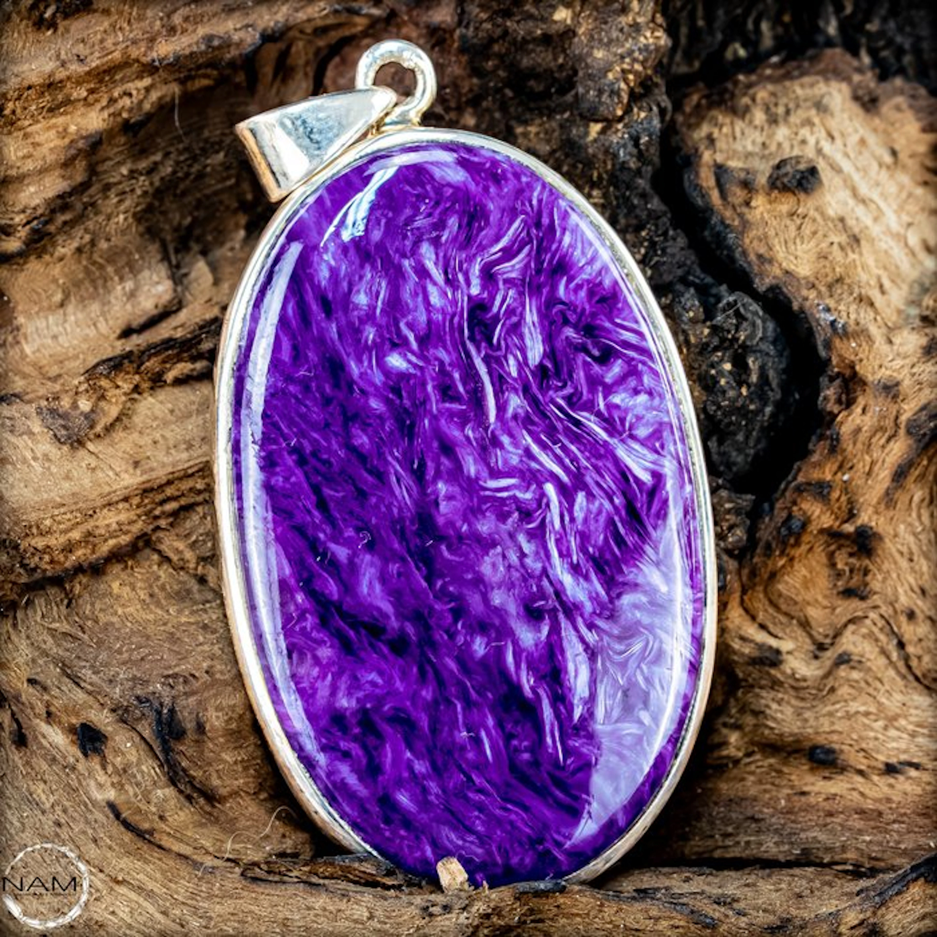 An extraordinary pendant made of high-quality charoite 50.2 ct- 10.04 g
