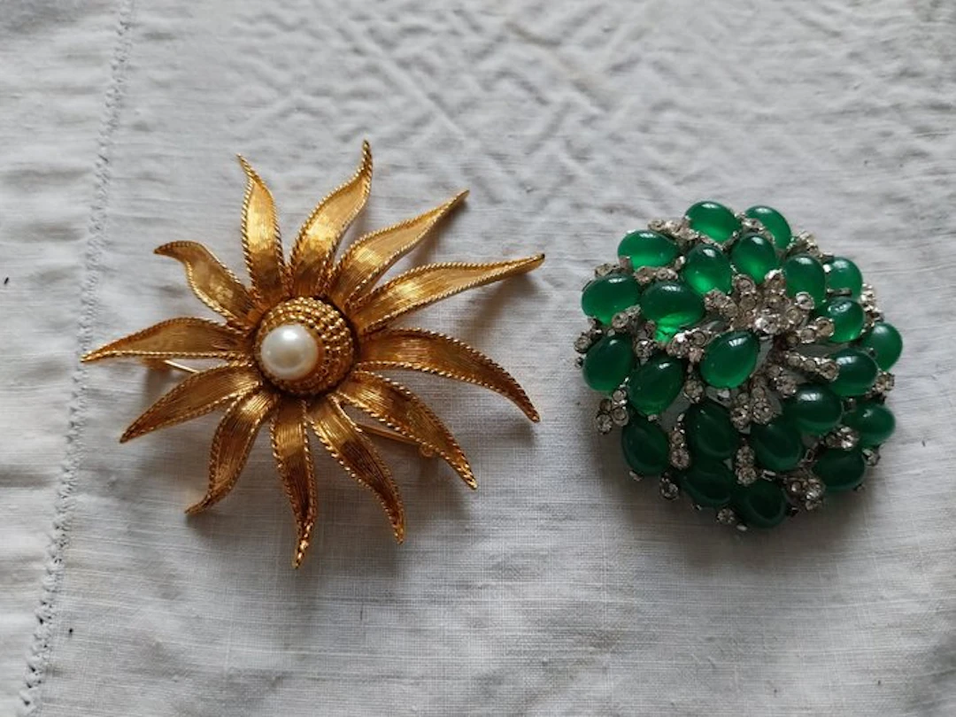Metal, Gold-plated (for the yellow brooch) - Brooch - Numbered brooches M