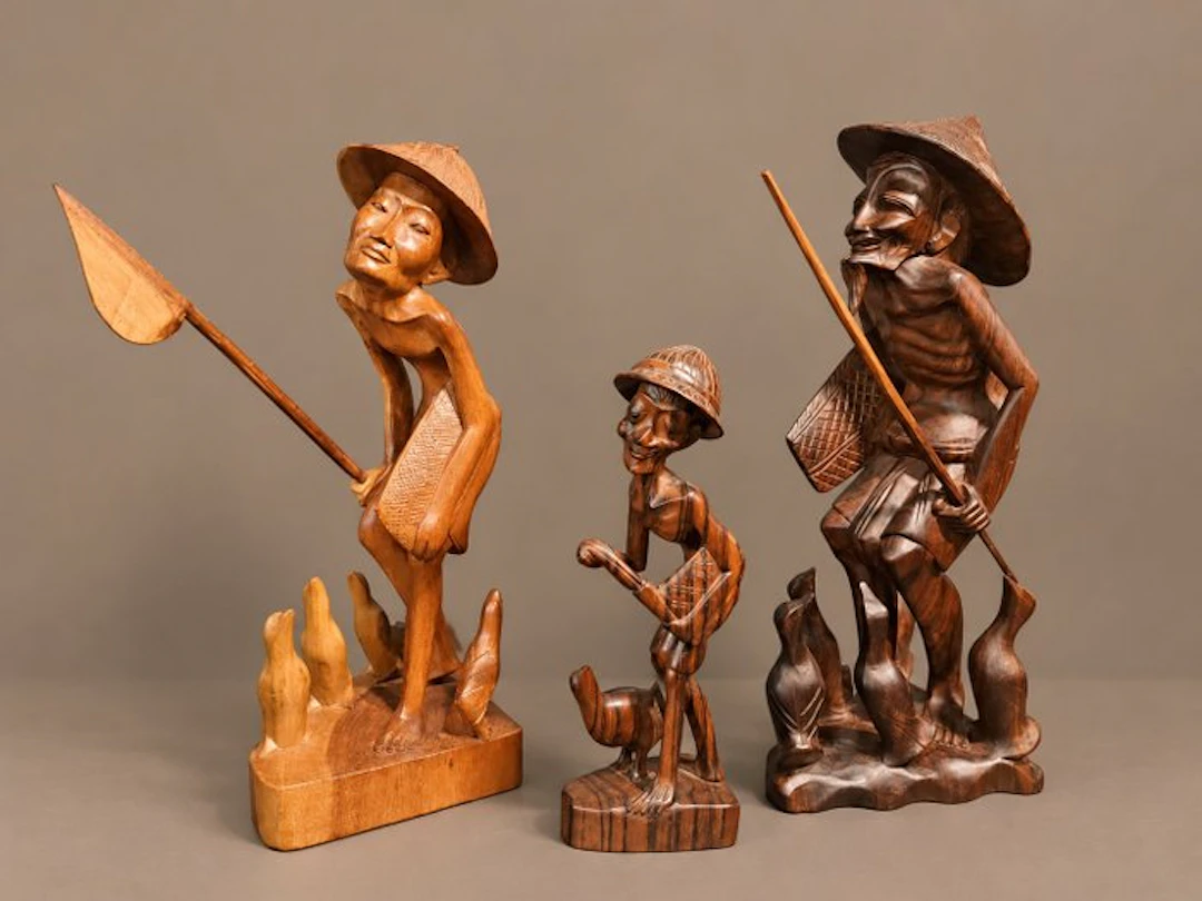 Drie art deco houtsnijwerken - Statue - Indonesia (No reserve price)