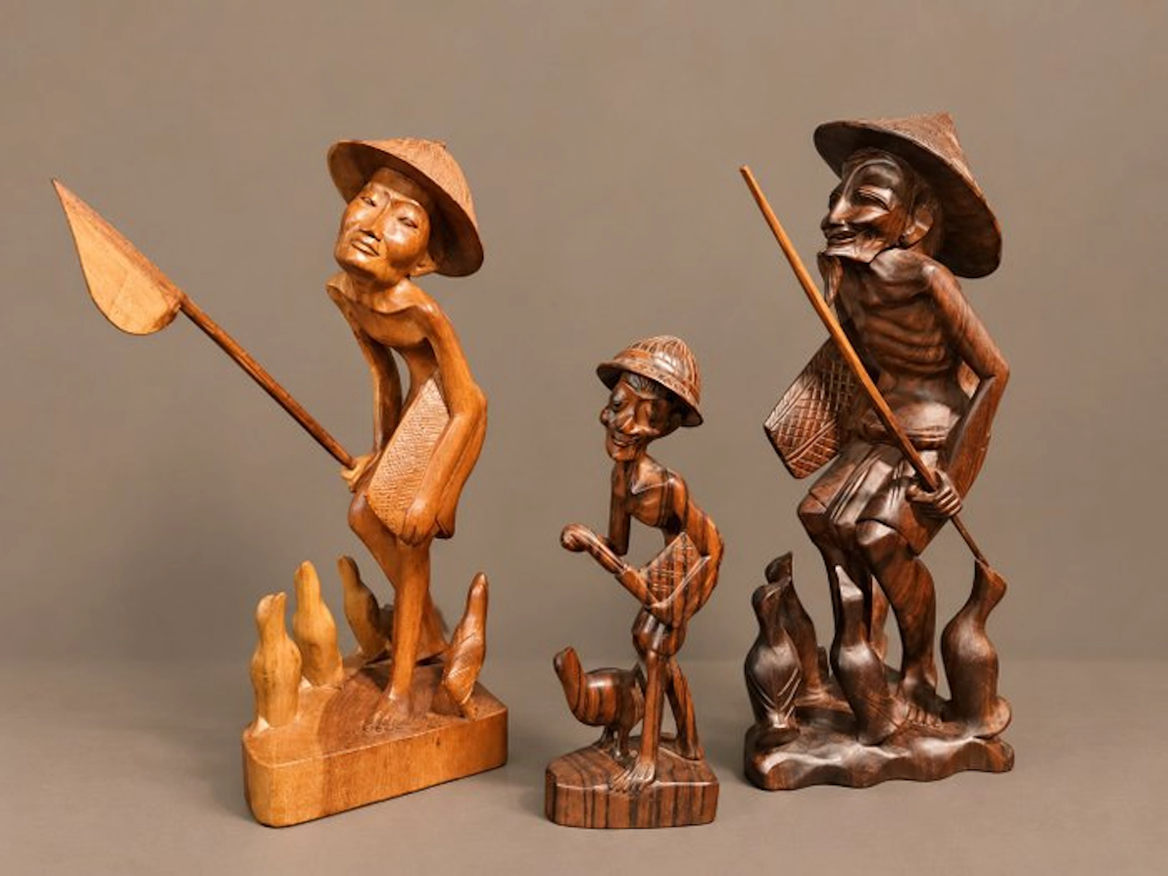 Drie art deco houtsnijwerken - Statue - Indonesia (No reserve price)