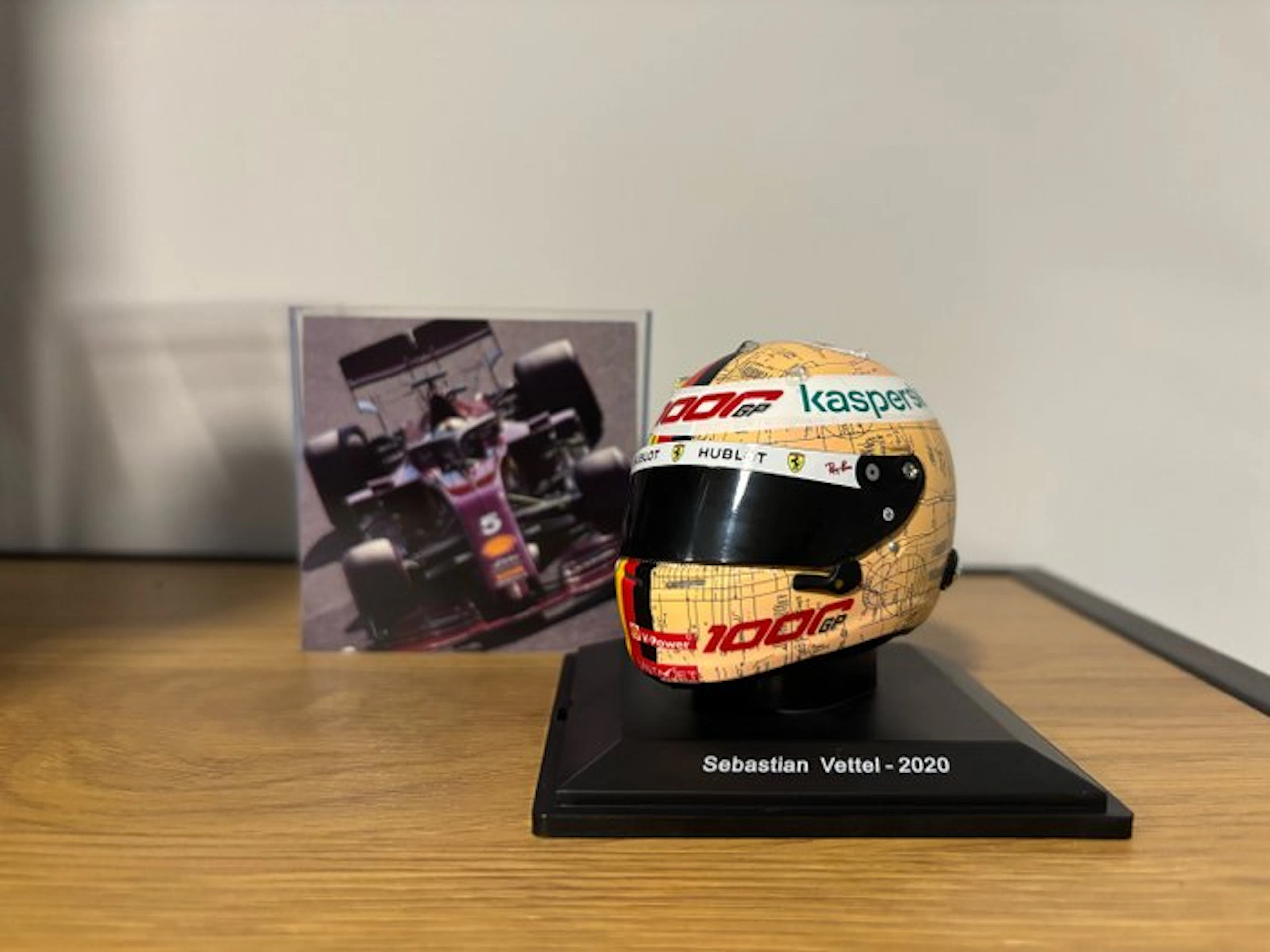 Spark 1:5 - Model car - Bell - Sebastian Vettel Special...