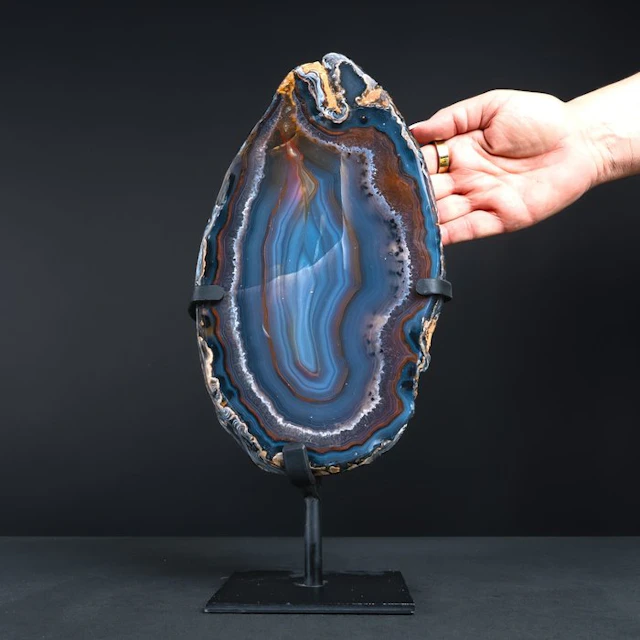 Agate disk – Fascinating natural banding and unique crystal structures on Stand