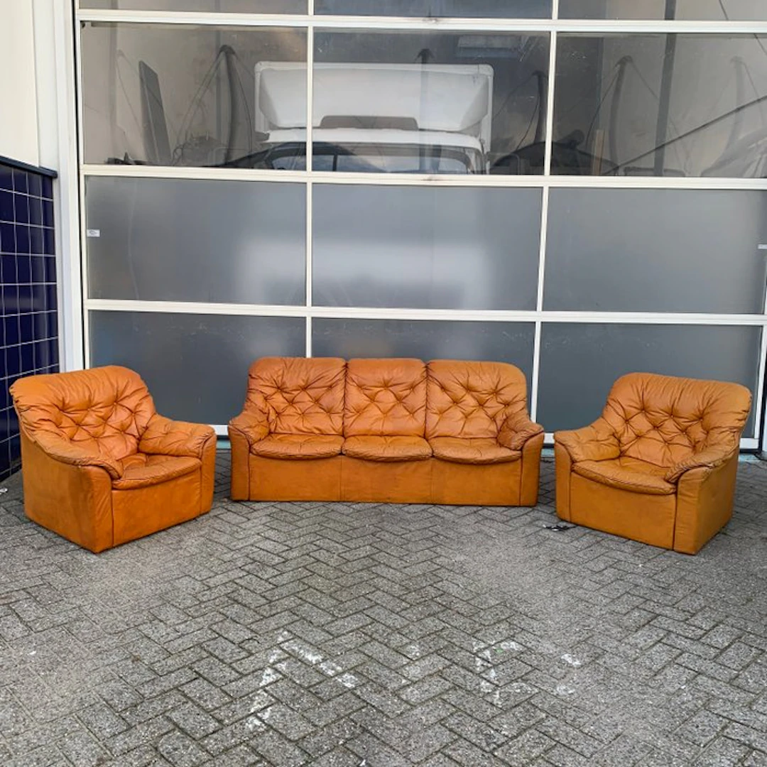 Bench - Leather - A button-tufted vintage lounge set...