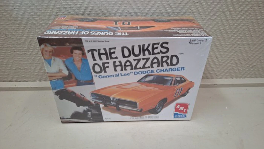 AMT 1:24 - Model kit - General Lee Dodge Charger The Dukes Of Hazard
