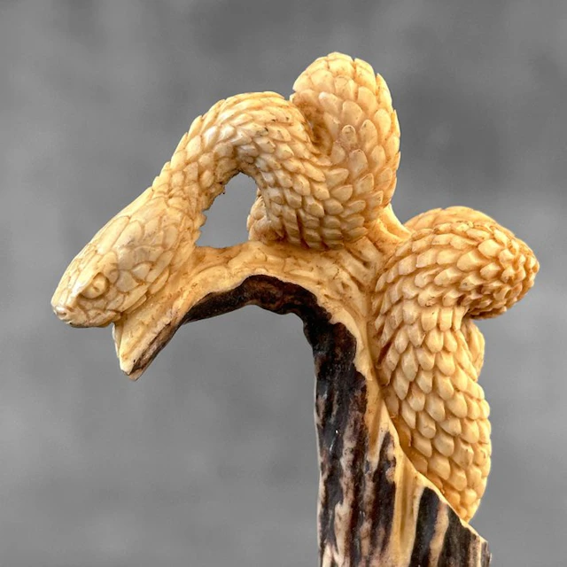 Carving, NO RESERVE PRICE - Stunning snake carving from...