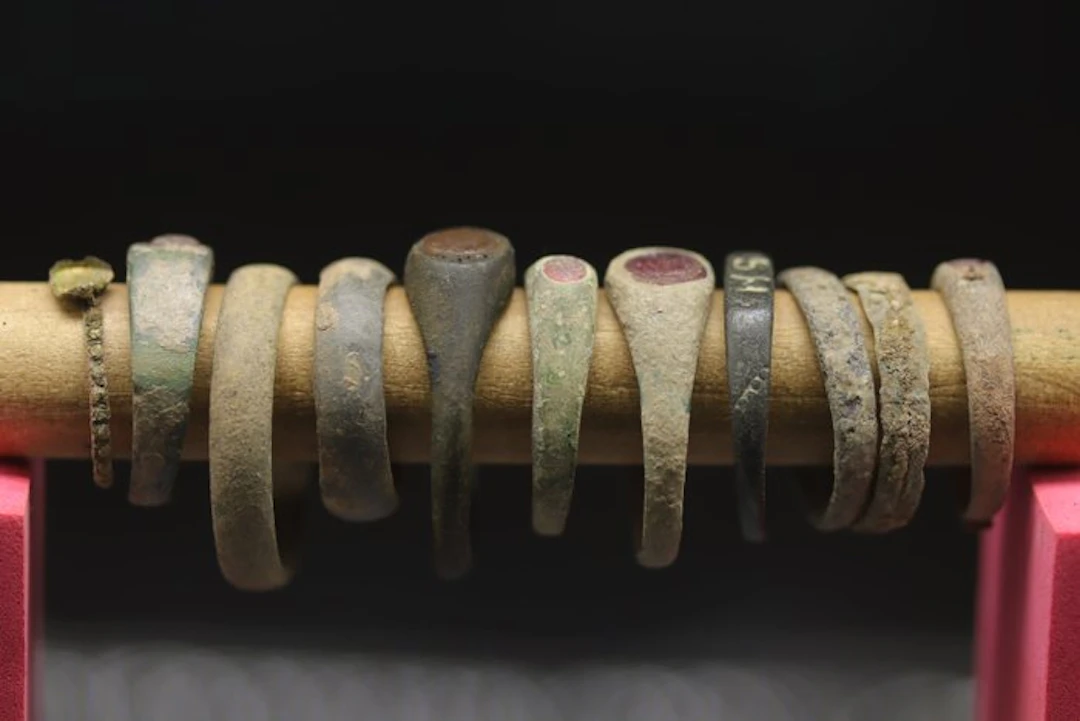 Medieval (Gothic) - 11 x Bronze Decorated Rings - 2.4 cm (No reserve price)