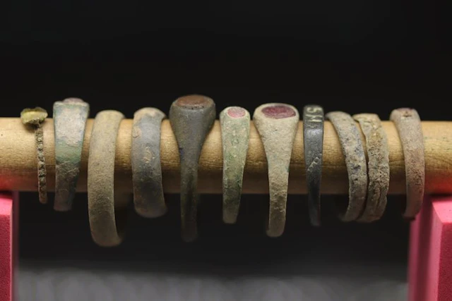 Medieval (Gothic) - 11 x Bronze Decorated Rings - 2.4 cm (No reserve price)