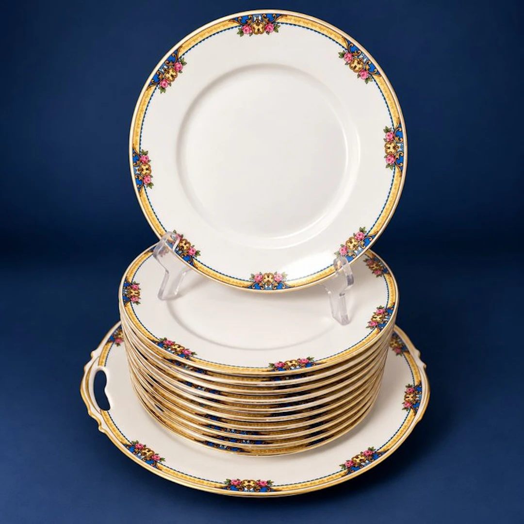 Table service (13) - Polychrome floral decor with gilding...