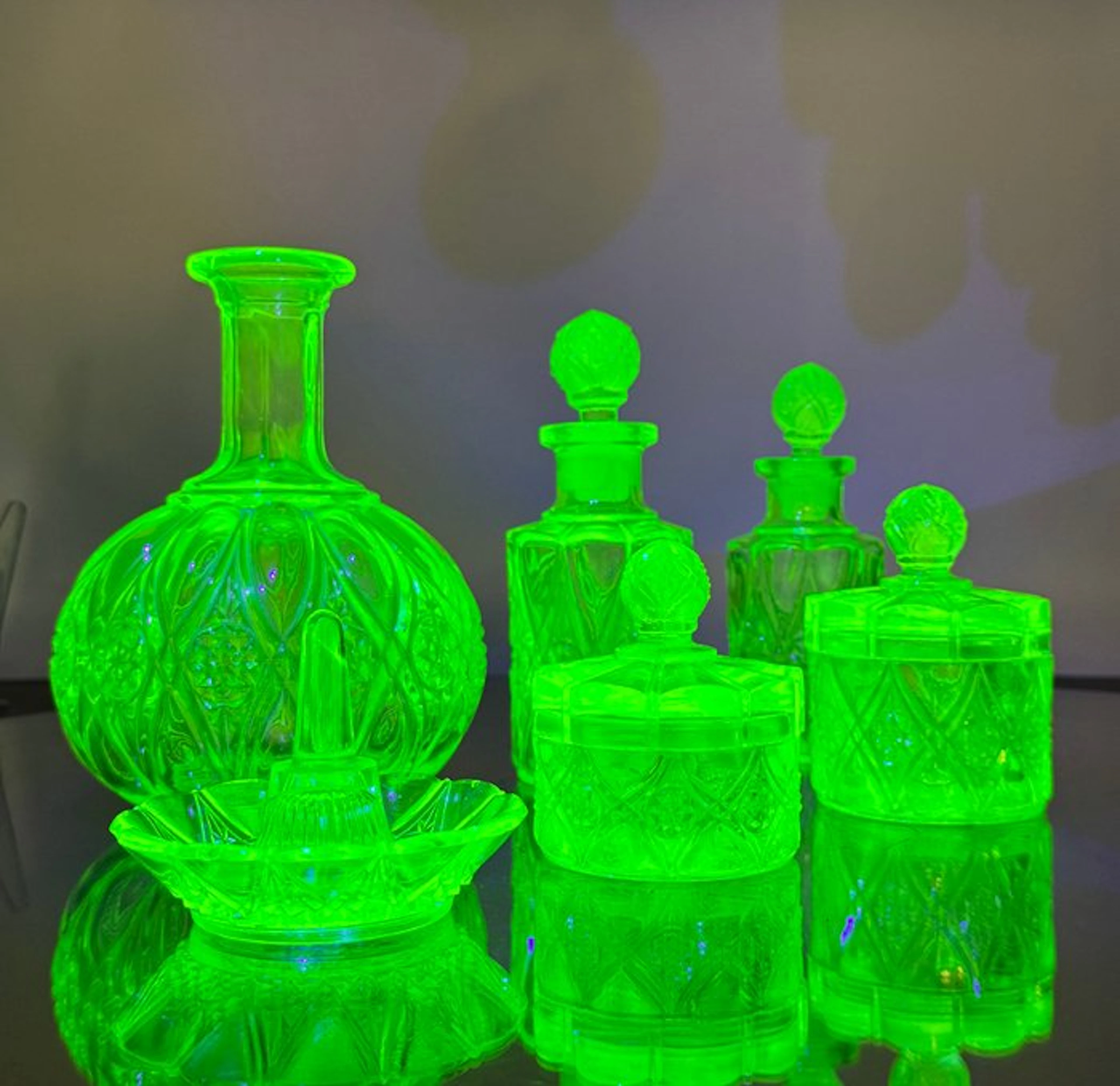 Art Deco Toilet set (6) - Scailmont - Uranium glass - Together ouraline