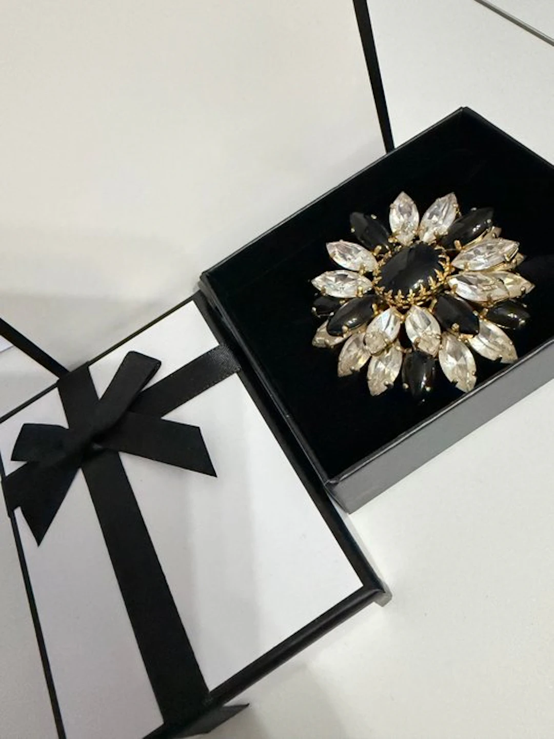 Christian Dior - Synthetic gemstone - Gold-plated - Brooch