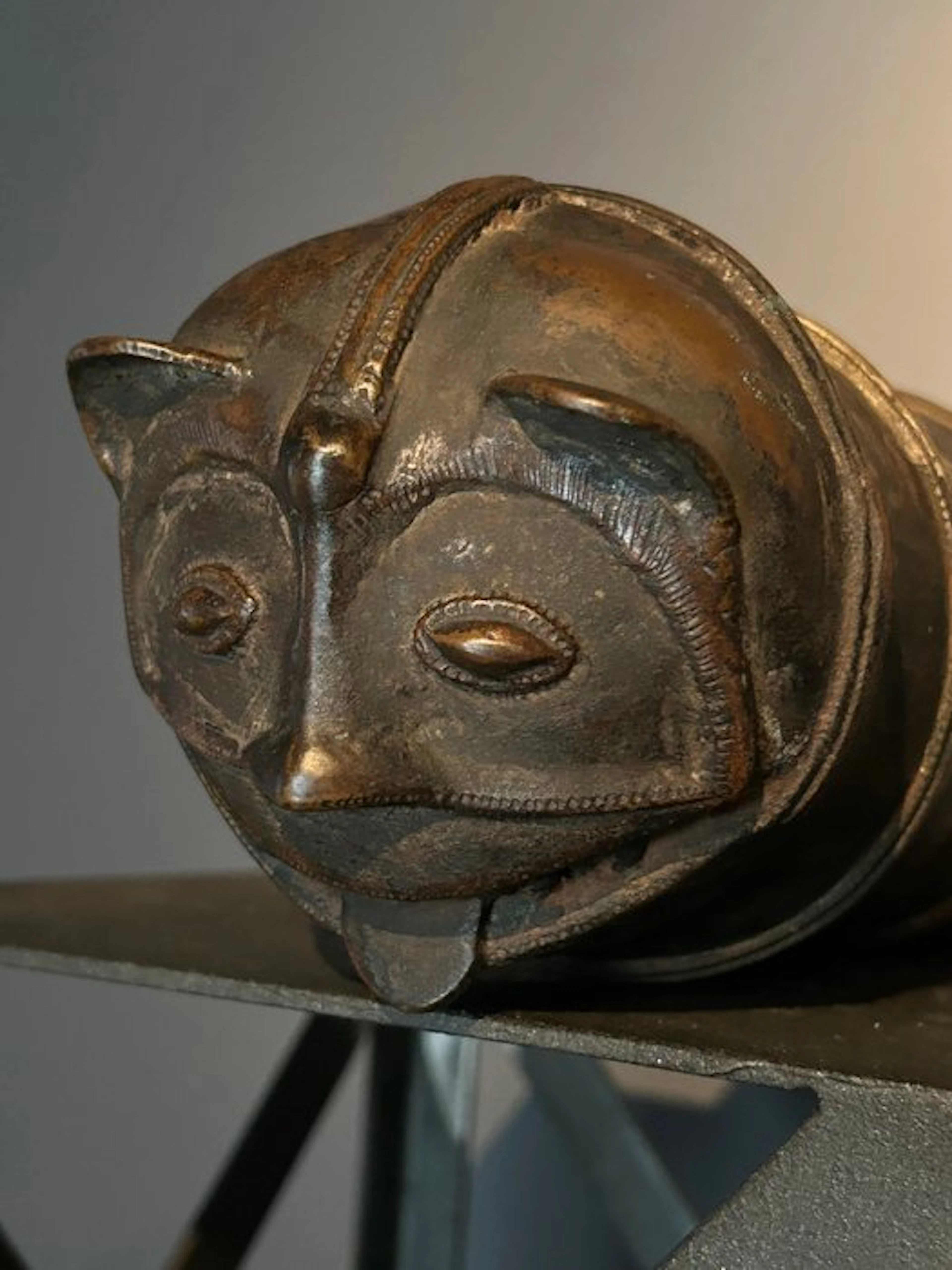 Bronze palanquin end piece with a feline head. - Bronze - India - 18th century