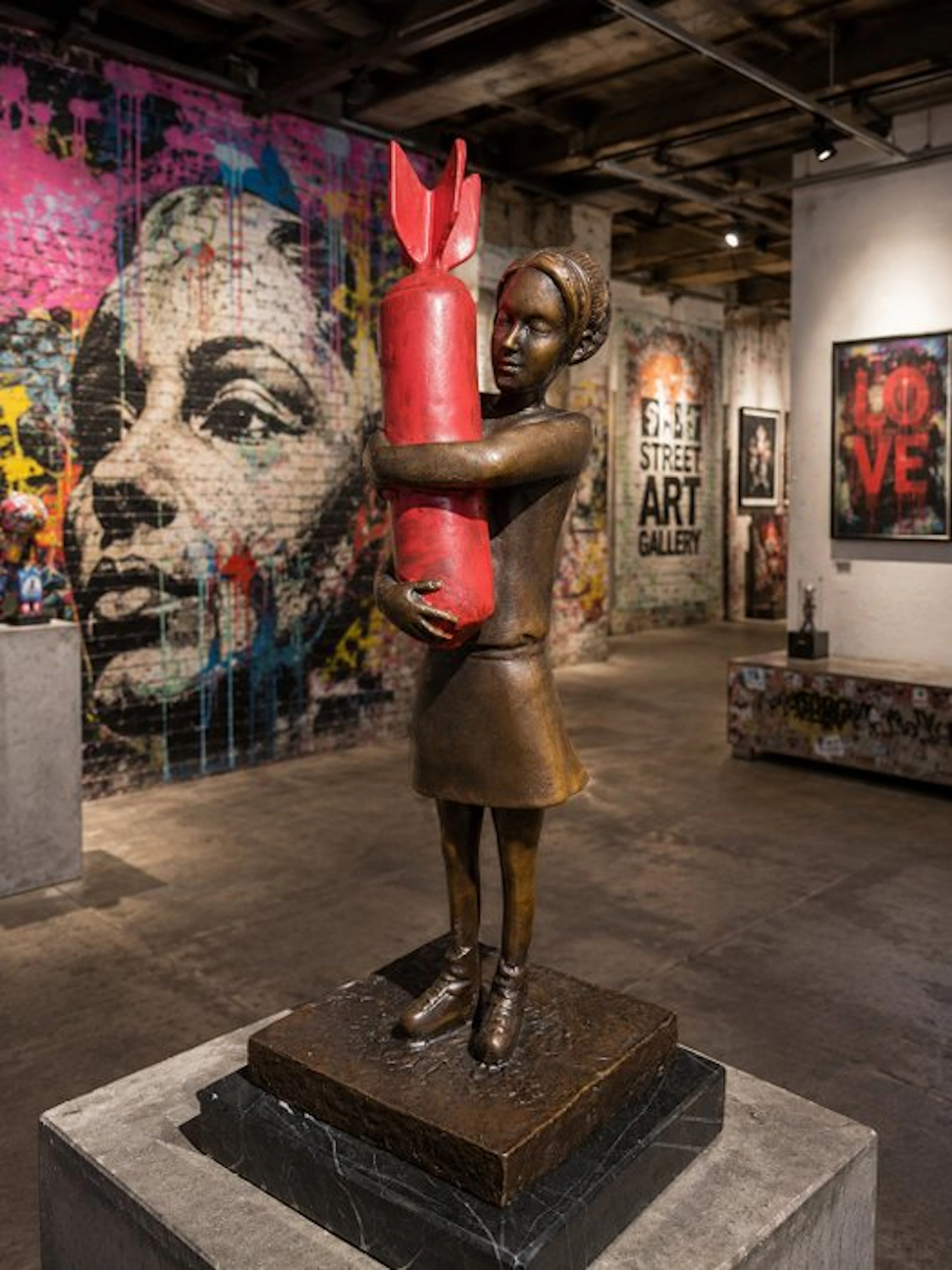 naar banksy - Sculpture, bronzen meisje met raket - 32 cm - bronze marble