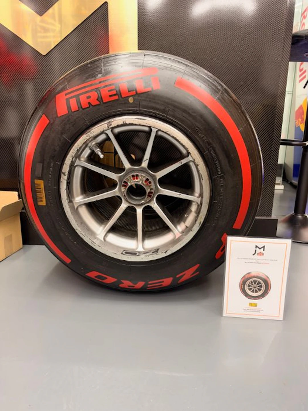 Tyre complete on wheel - Red Bull - 2021 Max Verstappen RB16B
