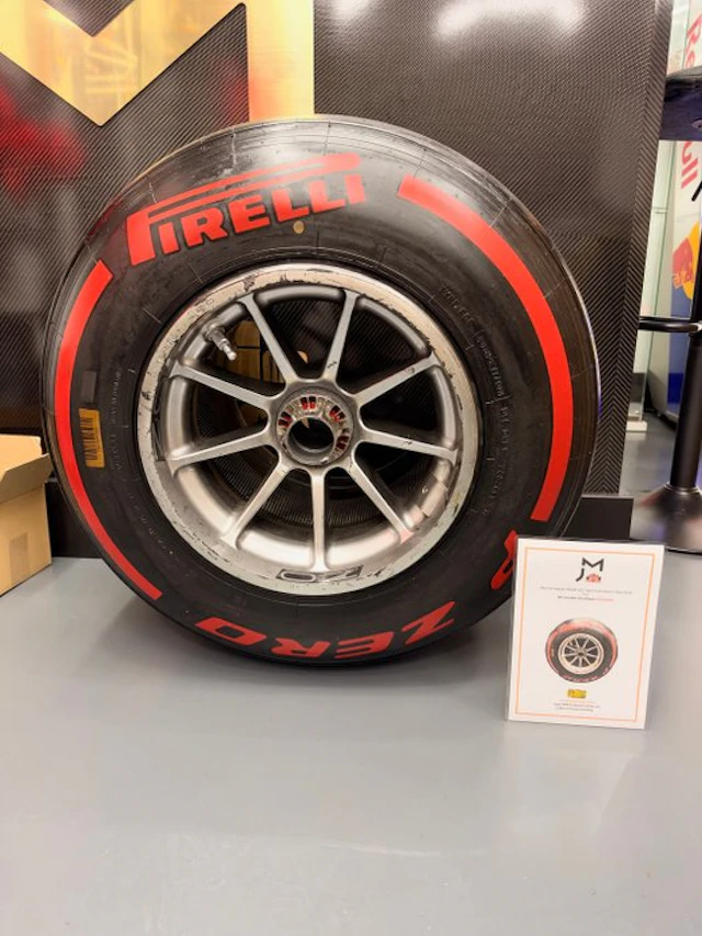 Tyre complete on wheel - Red Bull - 2021 Max Verstappen RB16B