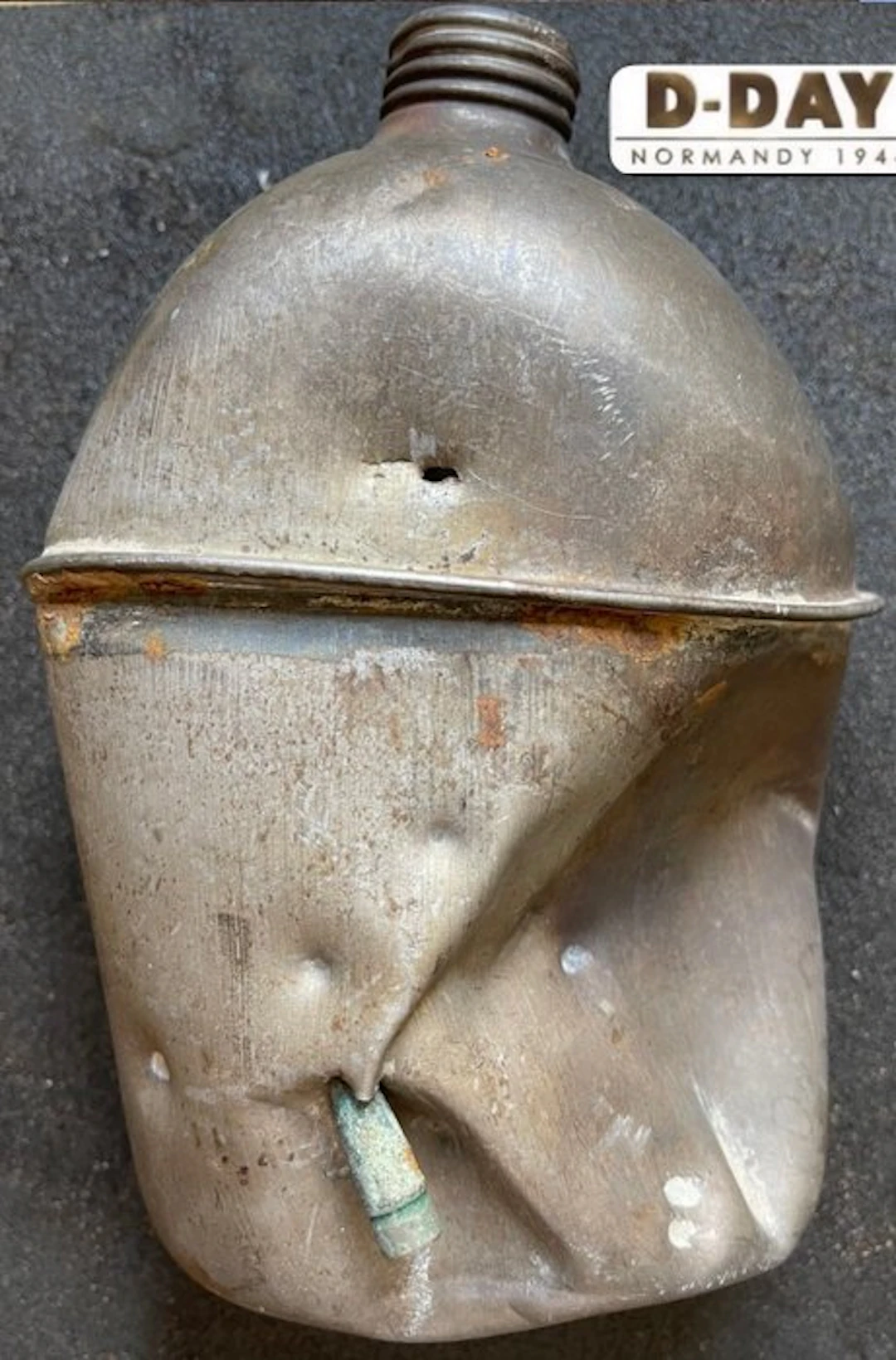 USA - Original WW2-US D-DAY Canteen relic with bullet...