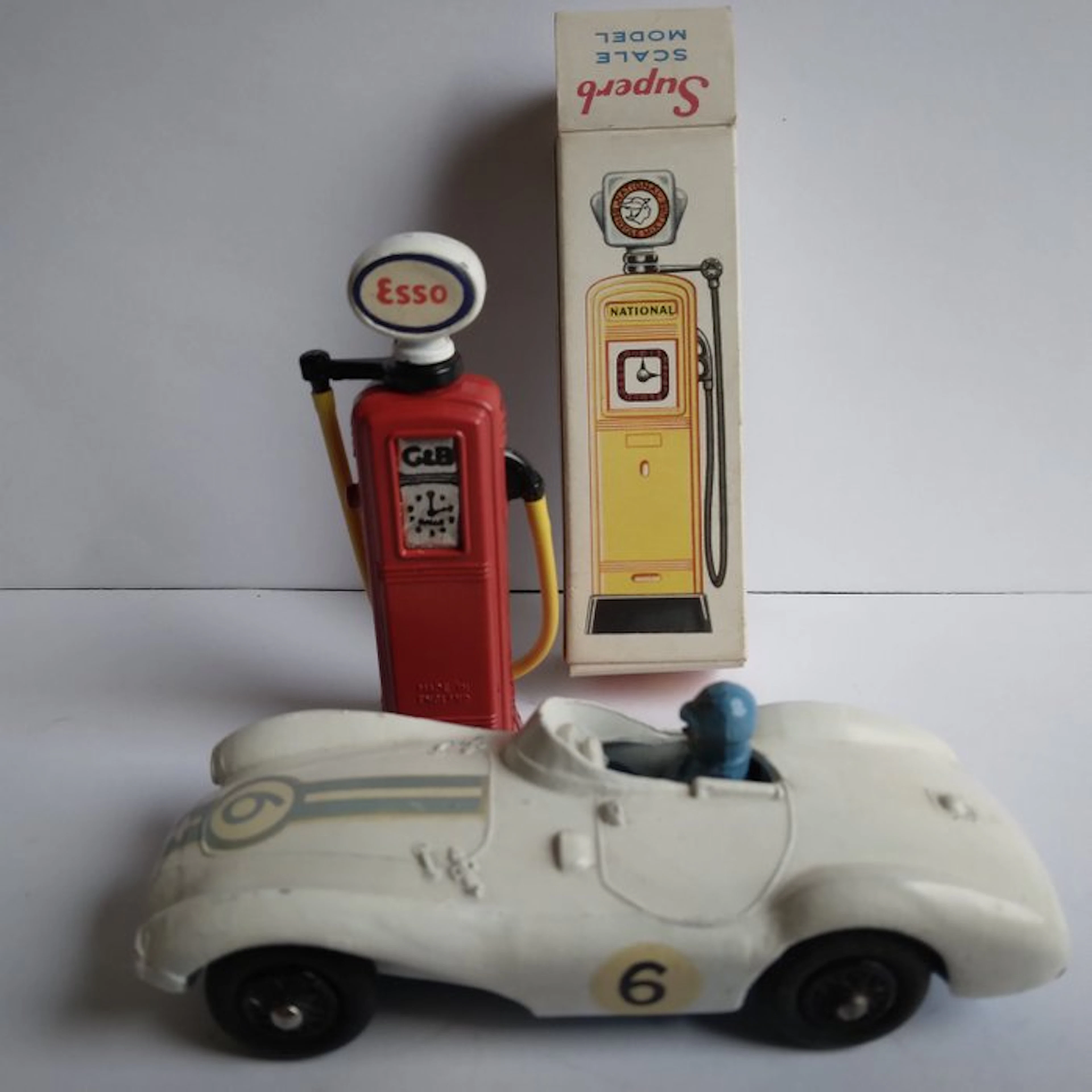 Crescent 1:43 - Model race car (2) - Aston Martin No.1291...