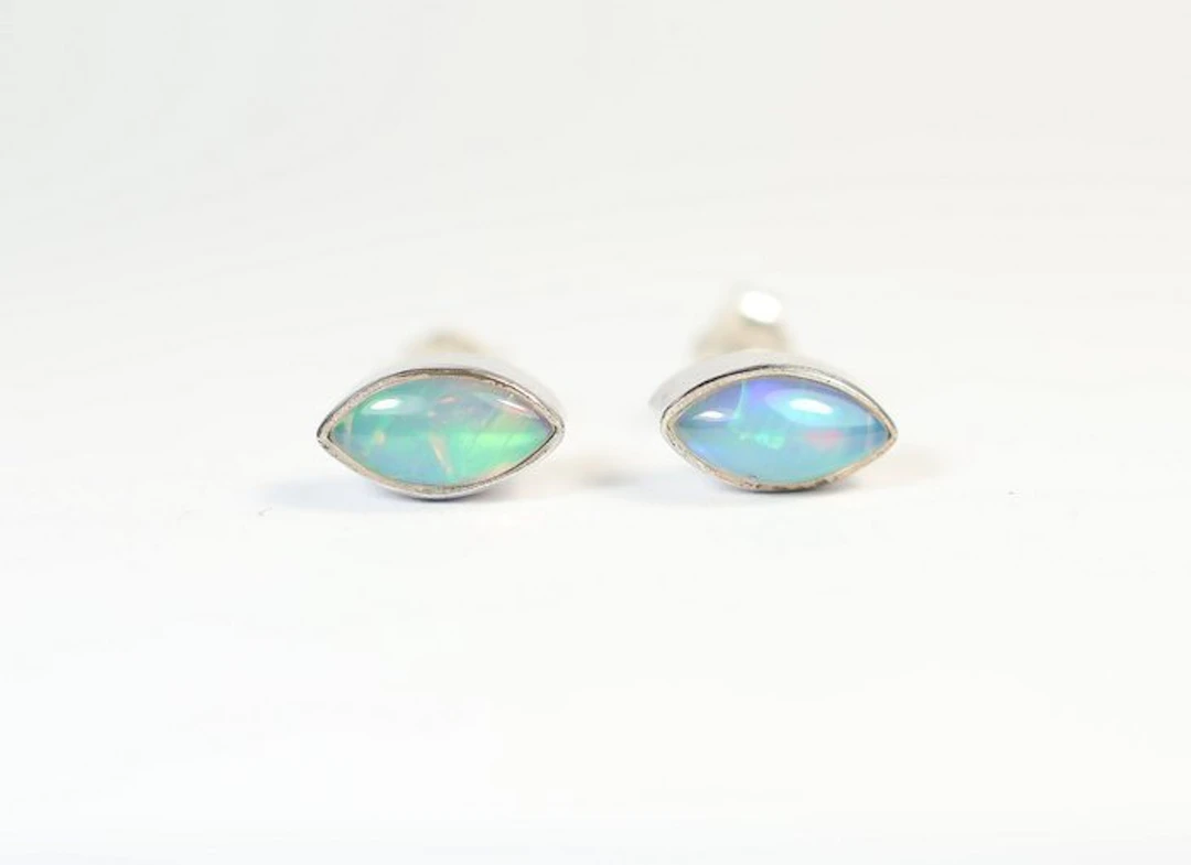 Ethiopian Opal / Welo Opal 2 stud earrings / cabochon / new- 1.24 g - (2)