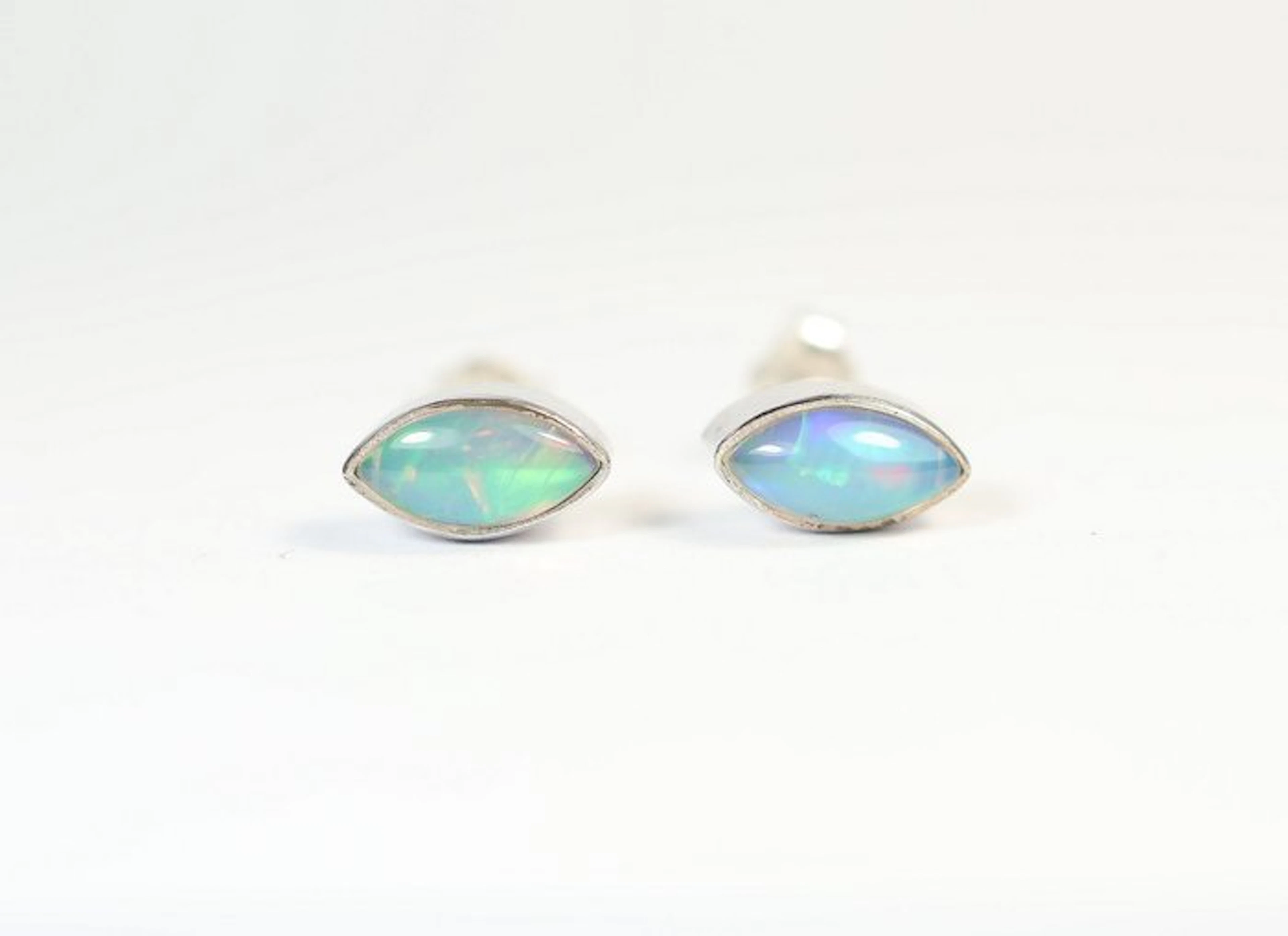 Ethiopian Opal / Welo Opal 2 stud earrings / cabochon / new- 1.24 g - (2)