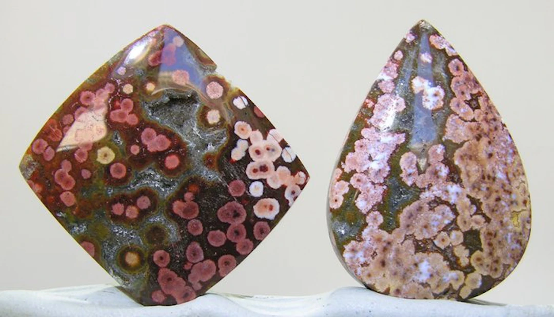 Jasper Cabochon - Height: 32.2 mm - Width: 23.1 mm- 12.2 g - (2)