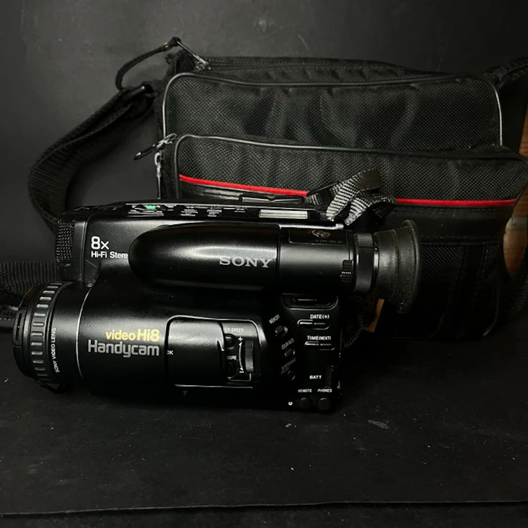 Sony Handycam CCD-TR705E Video8 camera